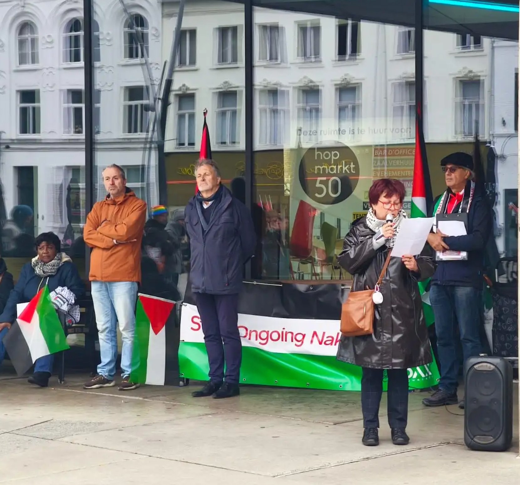 🇵🇸 Op vrijdag 15 mei 2026 namen meer dan 50 mensen deel aan een stiltecirkel voor Palestina. Ondanks het verlengde weekend en het wisselvallige weer zakten de deelnemers om 17.30 uur af om hun steun en solidariteit te tonen.