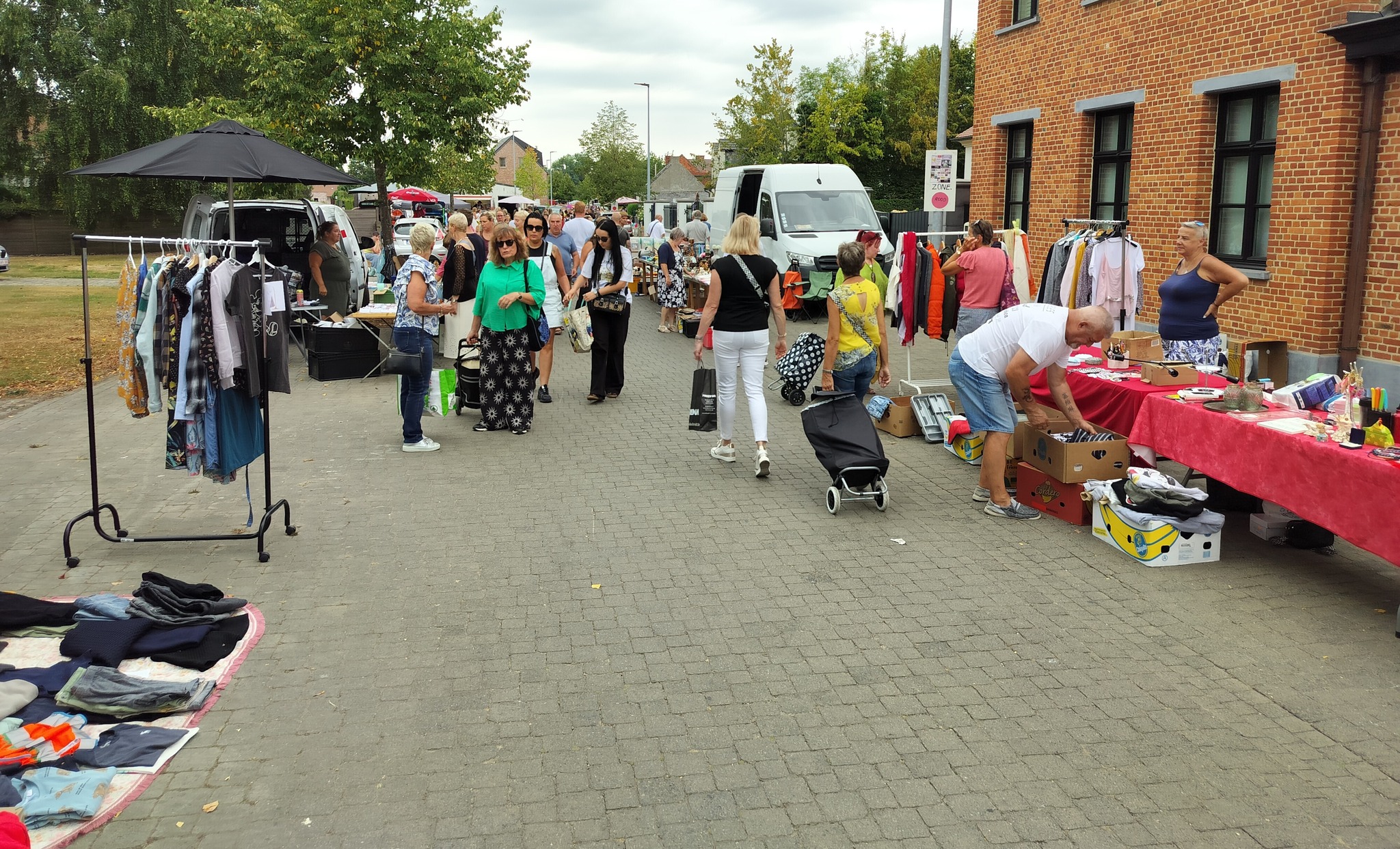 Vijftiende rommelmarkt lokt koopjesjagers naar Hofstade