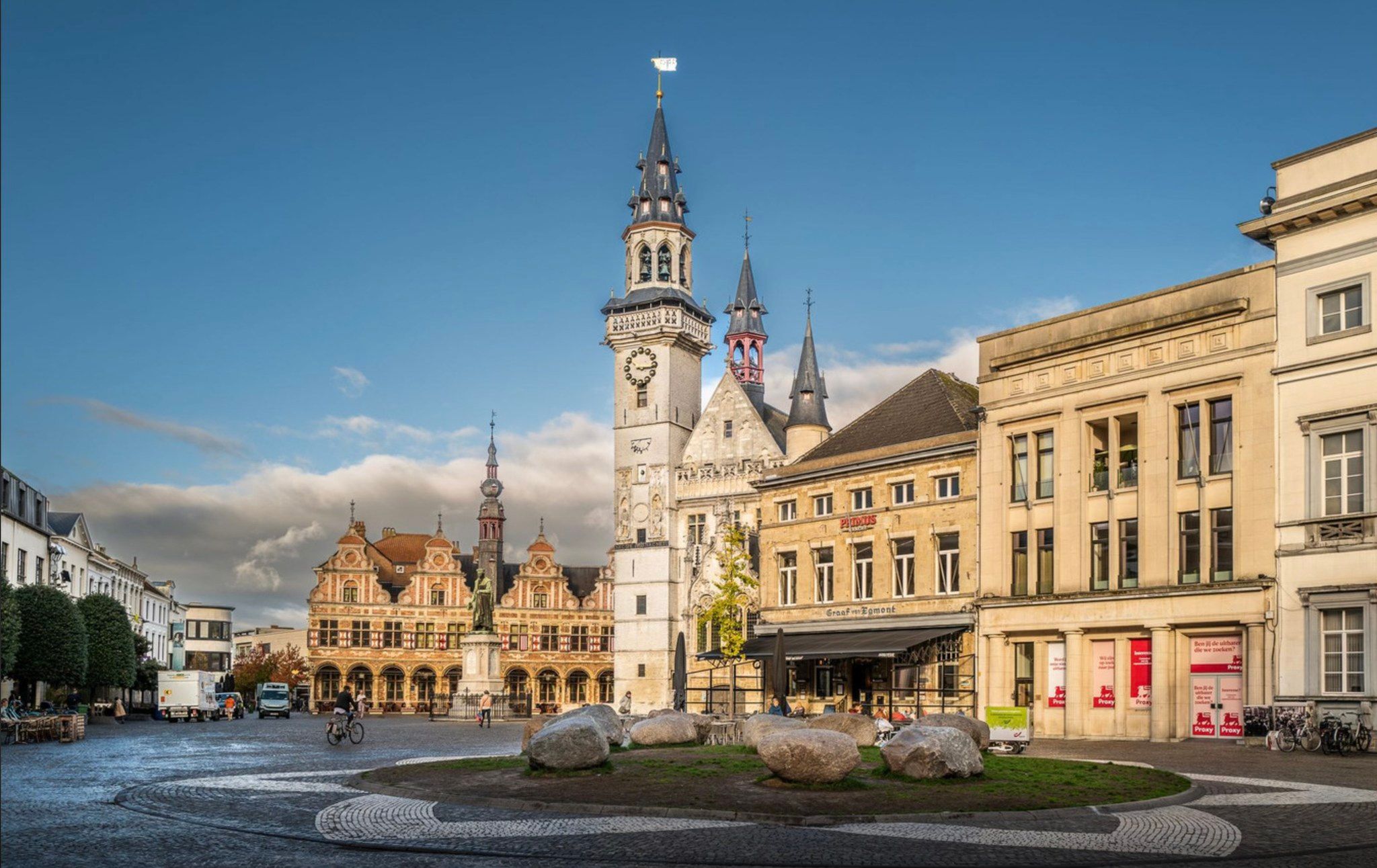 Binnen een dik half jaar starten hier grote restauratiewerken van het Belfort!