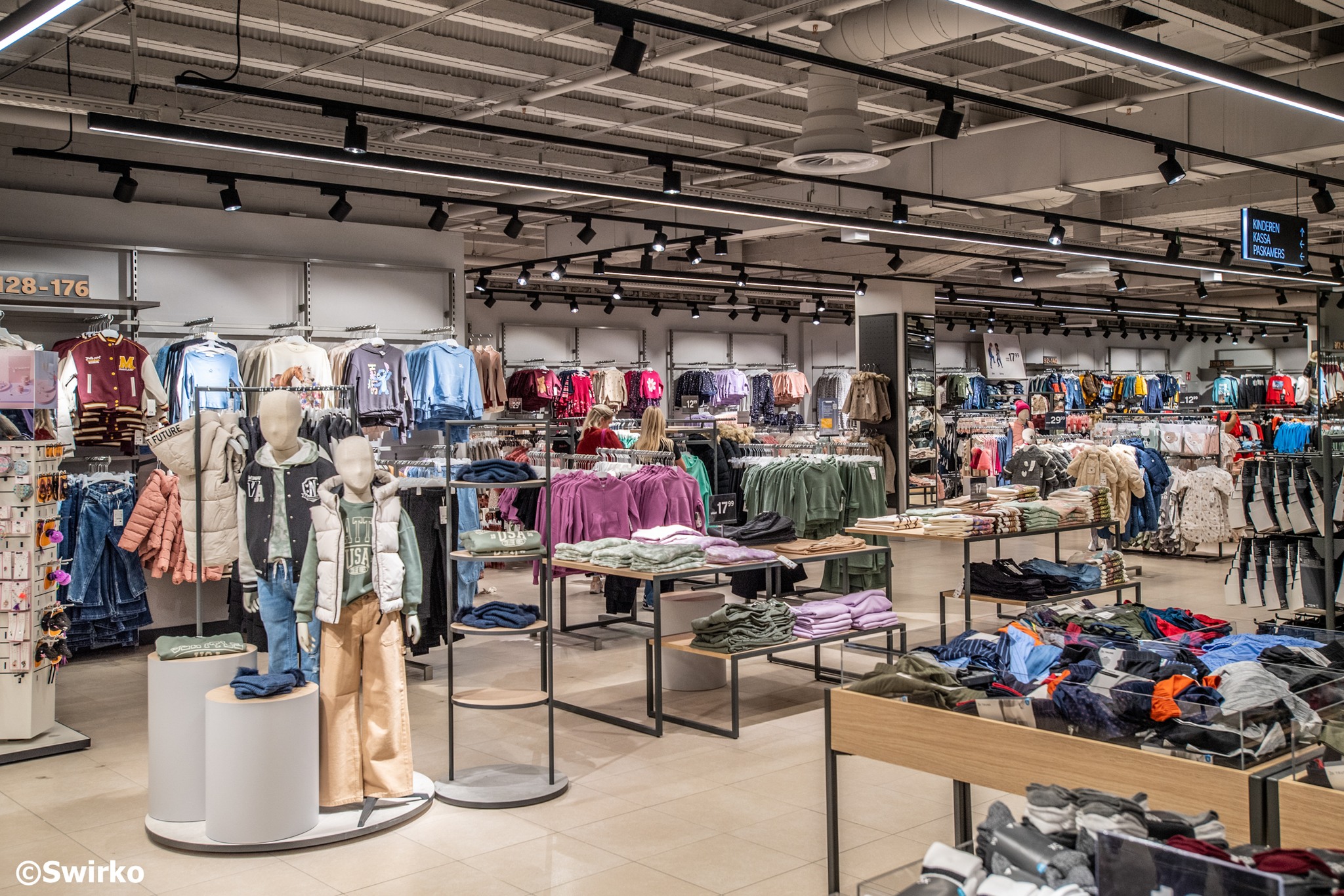C&A heropent gemoderniseerde winkel in Aalsterse Nieuwstraat.