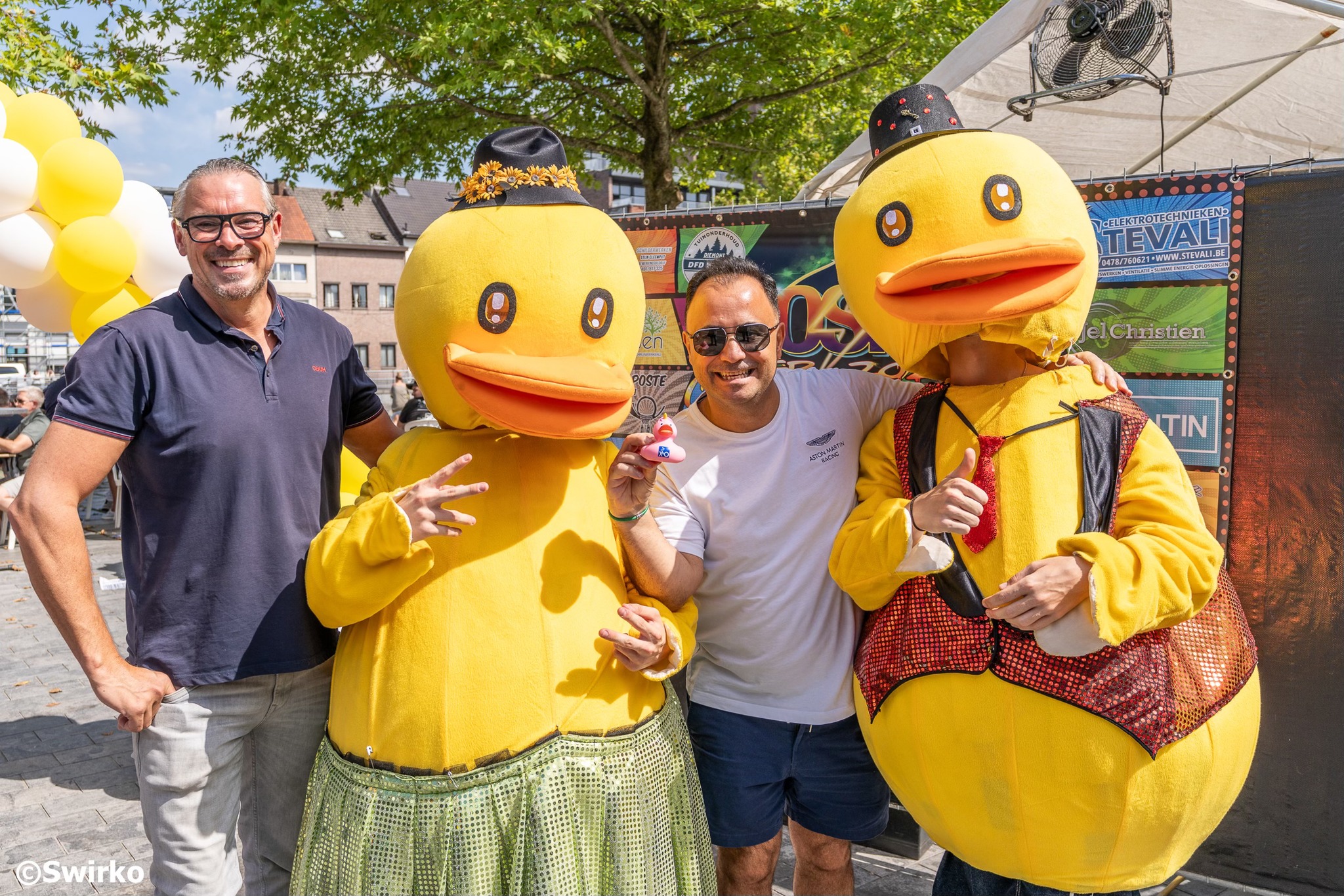 🦆 Zo’n duizend eendjes dobberen vandaag in de Dender… 🏆 Wie wint de 1.000 euro? 🤩