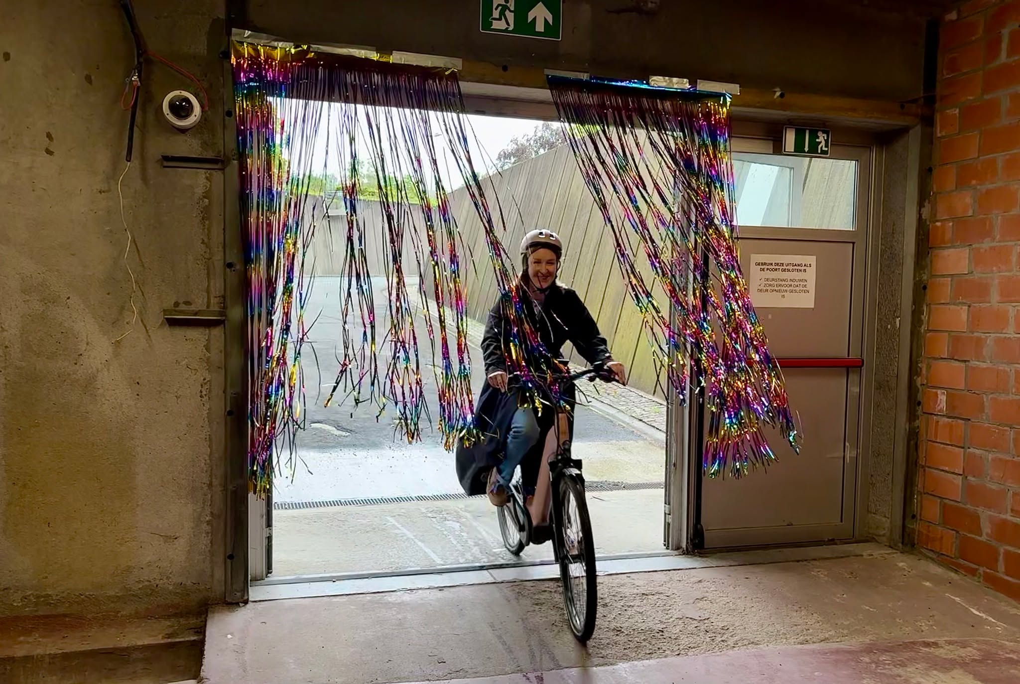 🚲🎶 Fietsenkelder Odisee Aalst verandert in mini-festivaltunnel op Wereldfietsdag