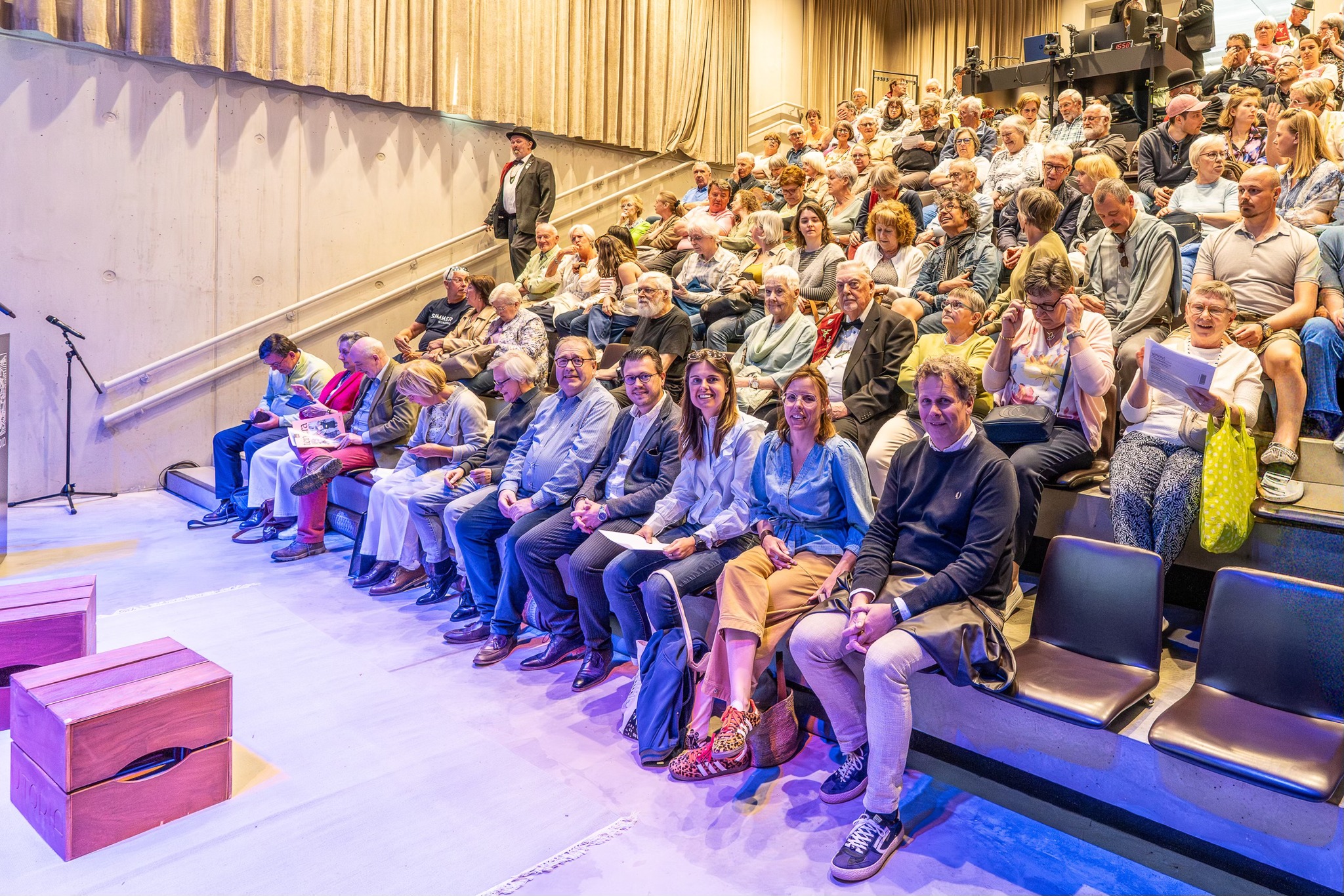 😂 Erfgoeddag in Aalst kreeg zondag een bijzondere invulling met een indrukwekkende Draeckenierentopdag als één van de blikvangers. Bezoekers konden genieten van een historisch en wetenschappelijk sterk uitgewerkte tentoonstelling rond Dendervondsten, aa…