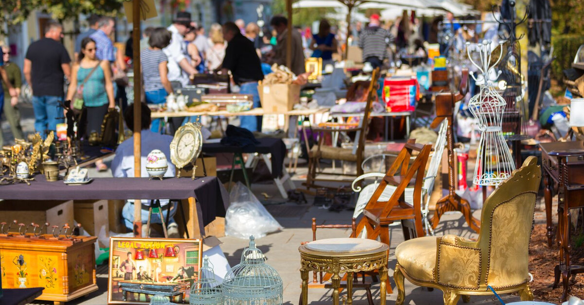 Vijftiende rommelmarkt transformeert Zijpstraat in Hofstade tot twee kilometer koopjesplezier