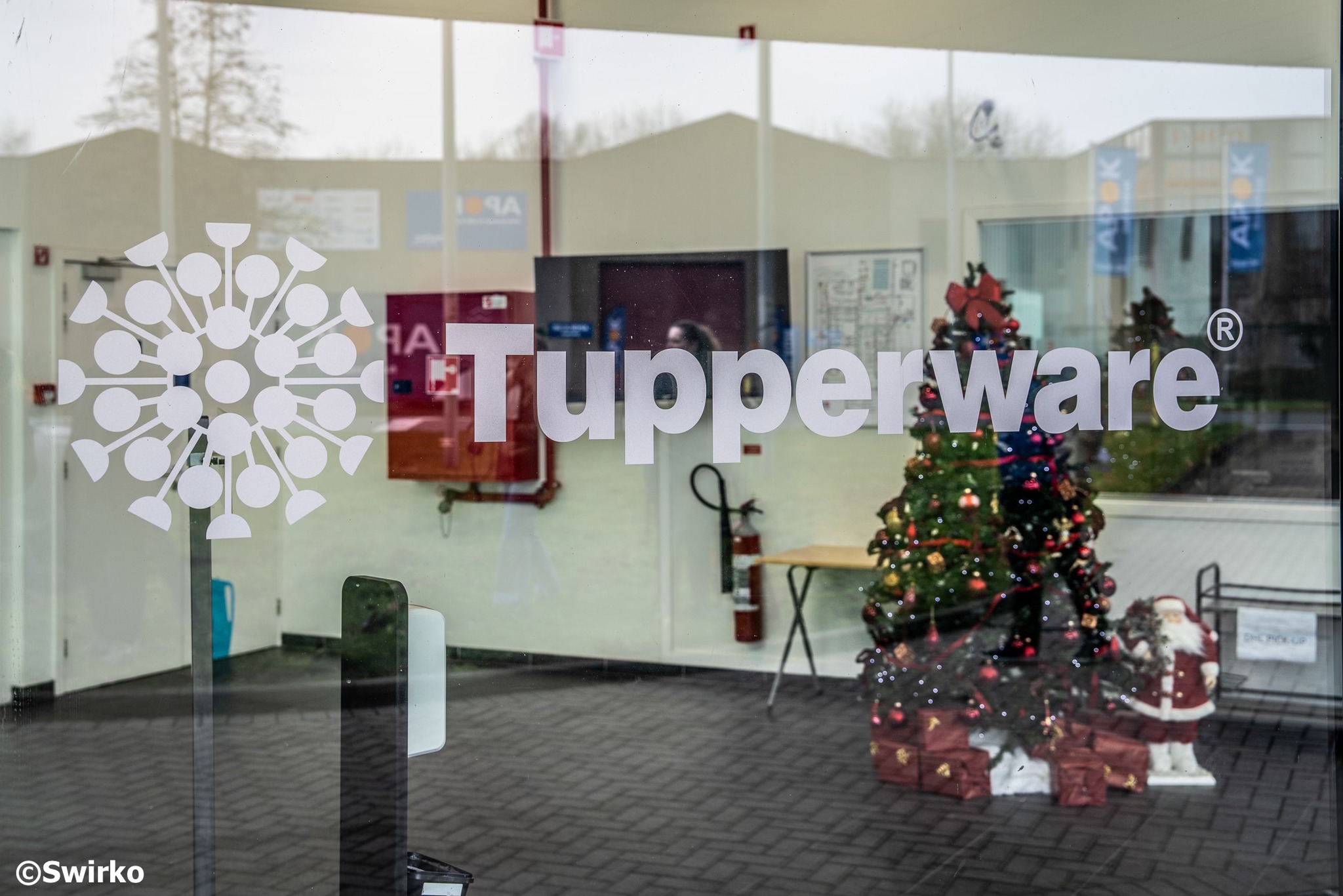 De Tupperware-fabriek in Aalst sluit na 63 jaar, wat 270 werknemers hun baan kost.