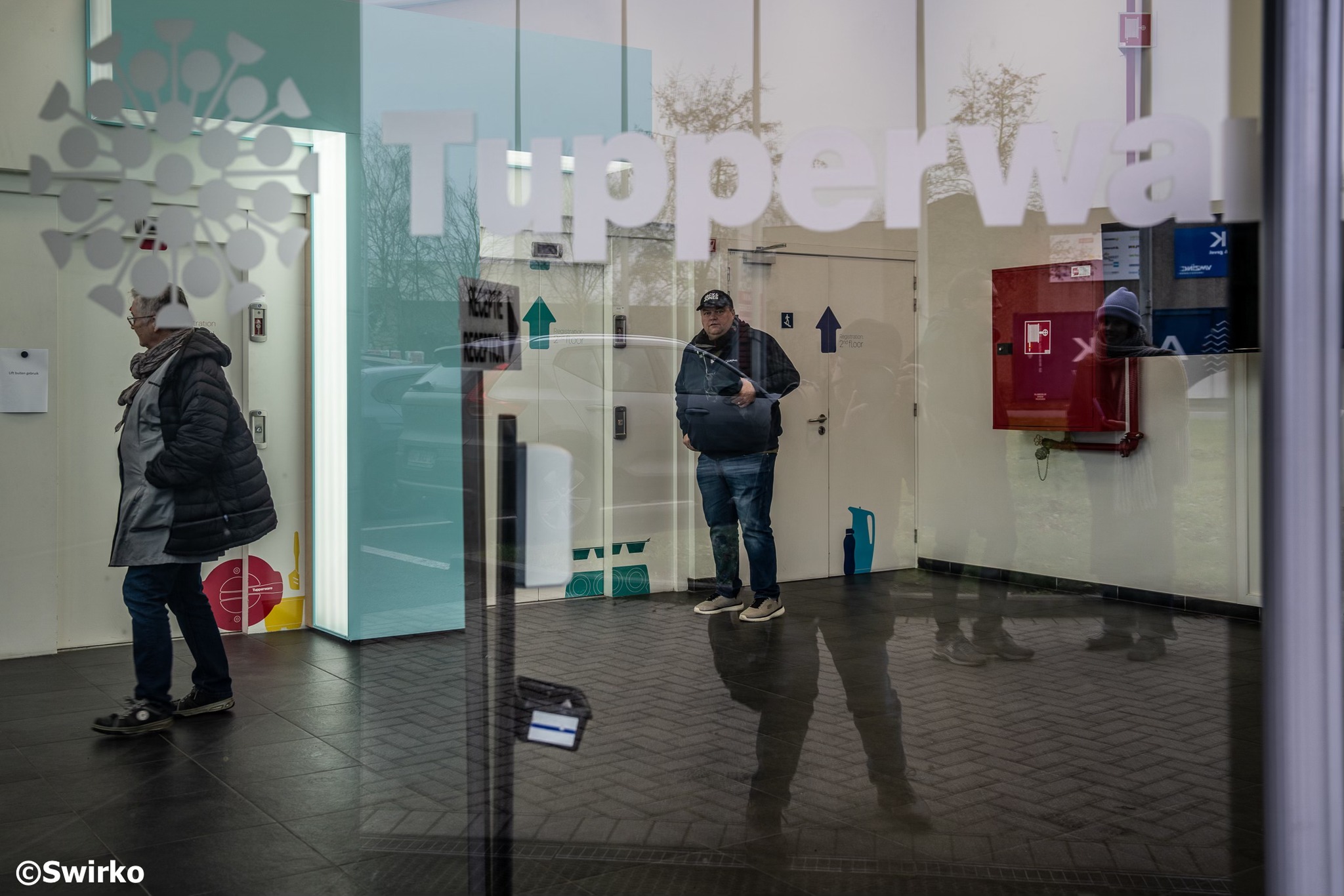 De Tupperware-fabriek in Aalst sluit na 63 jaar, wat 270 werknemers hun baan kost.