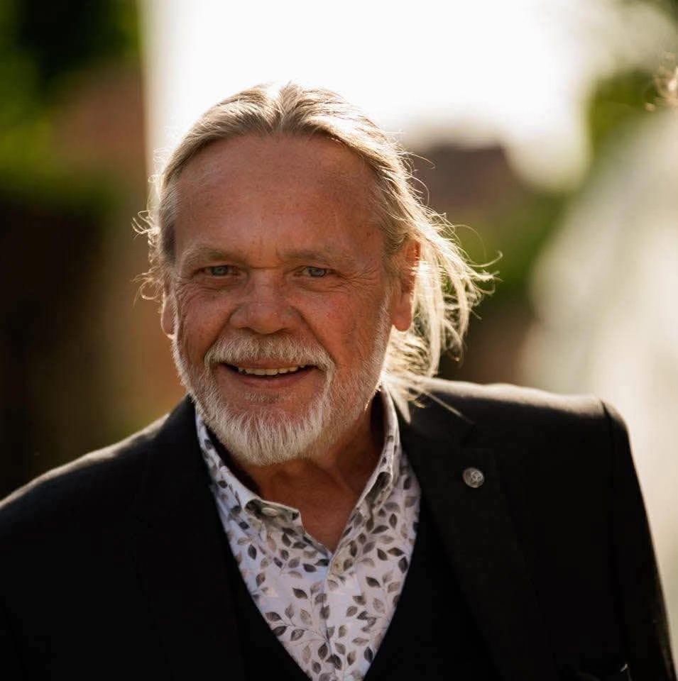 Met grote droefheid hebben we het overlijden vernomen van Dirk De Schepper, de frontman van de iconische Aalsterse rockgroep Isopoda.