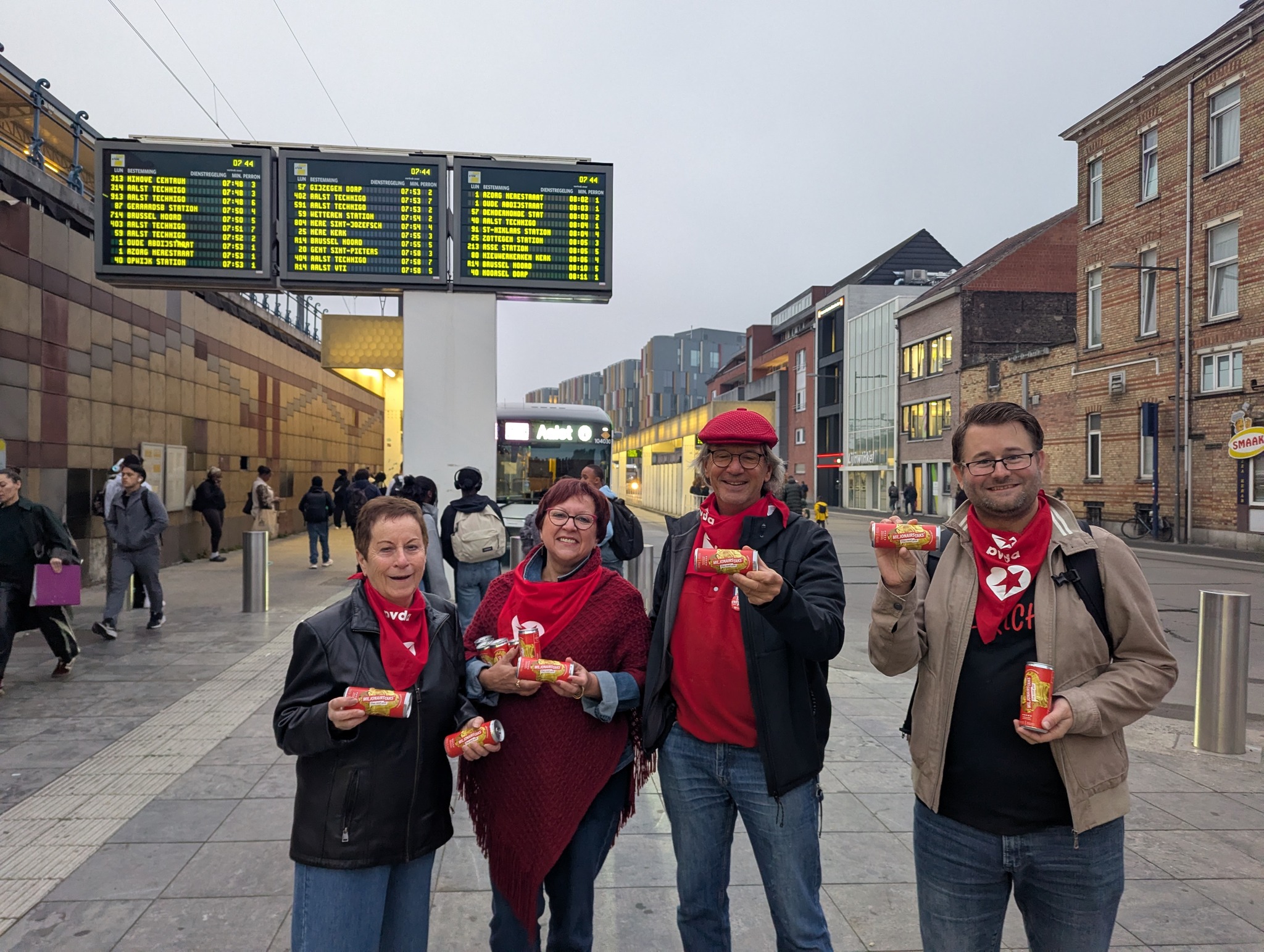 PVDA deelt ‘Miljonairstaks’ uit aan pendelaars in station Aalst