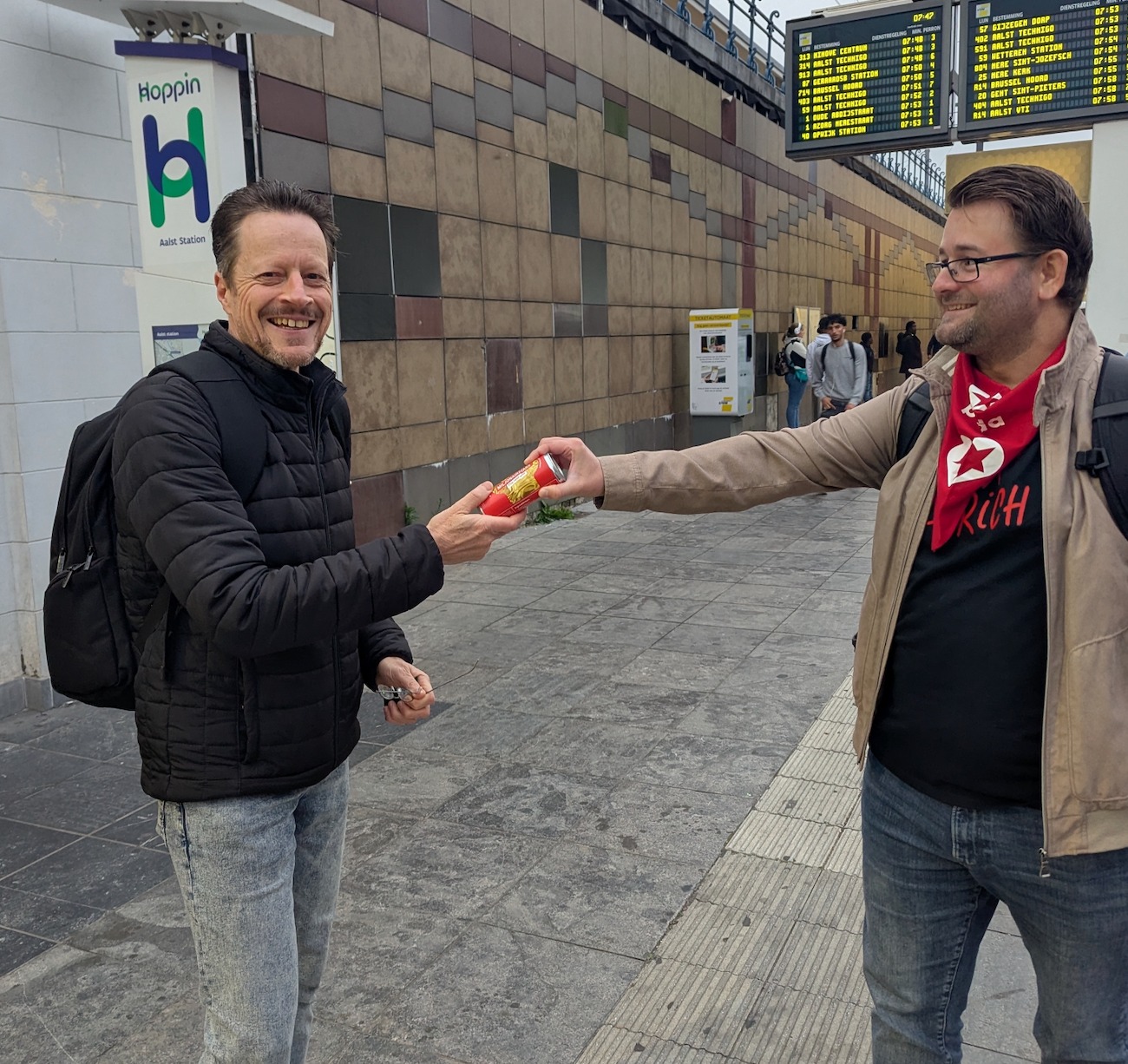 PVDA deelt ‘Miljonairstaks’ uit aan pendelaars in station Aalst