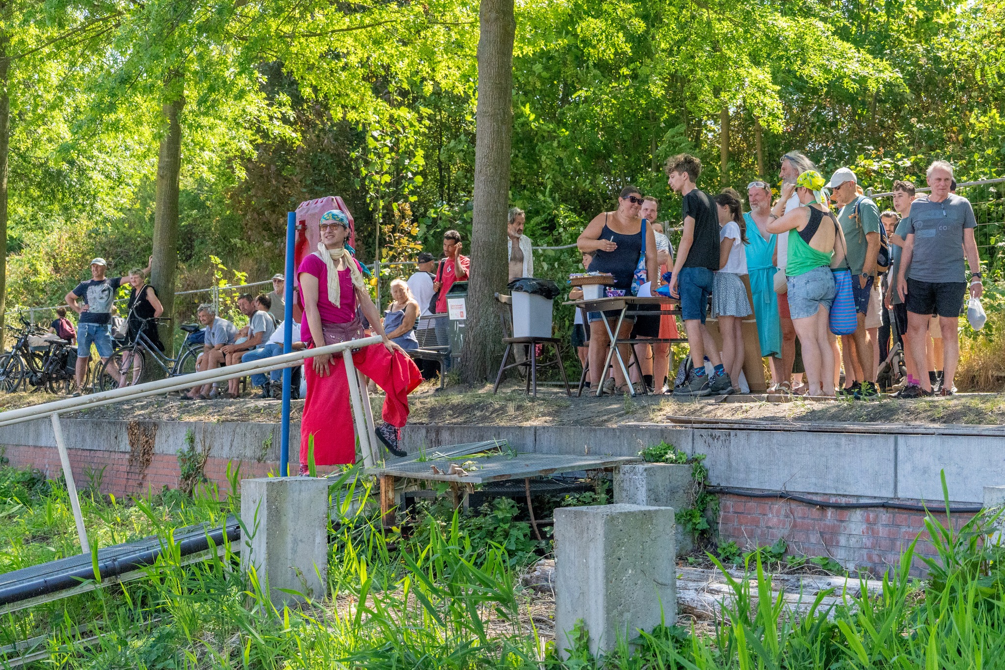 Een honderdtal deelnemers springen in de Dender tijdens The Big Jump: “Proper water is geen luxe, maar een noodzaak”