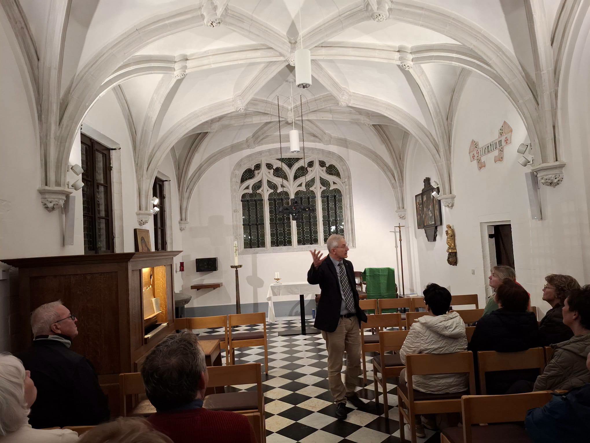 Deken Hans gidst leden van Ferm Hofstade door Sint-Martinuskerk