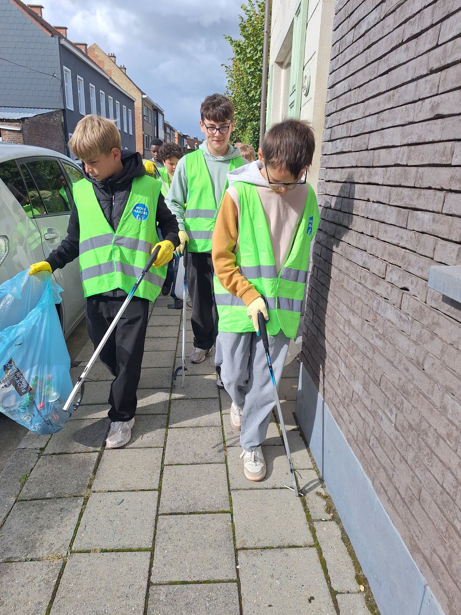 Leerlingen VTI Aalst ruimen zwerfvuil op rond school