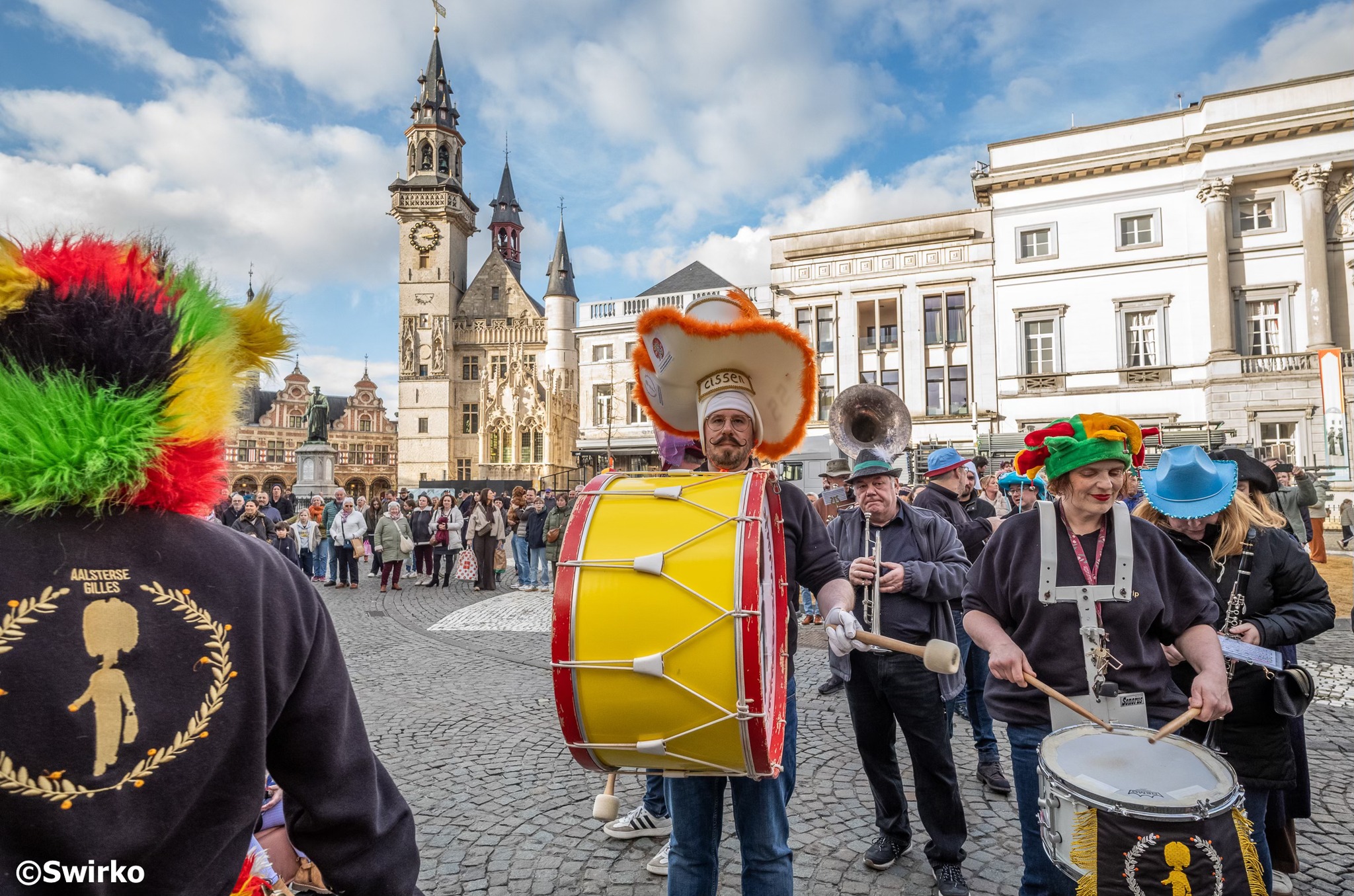 De Aalsterse Gilles zetten Aalst meteen in carnavalsmodus 🎉