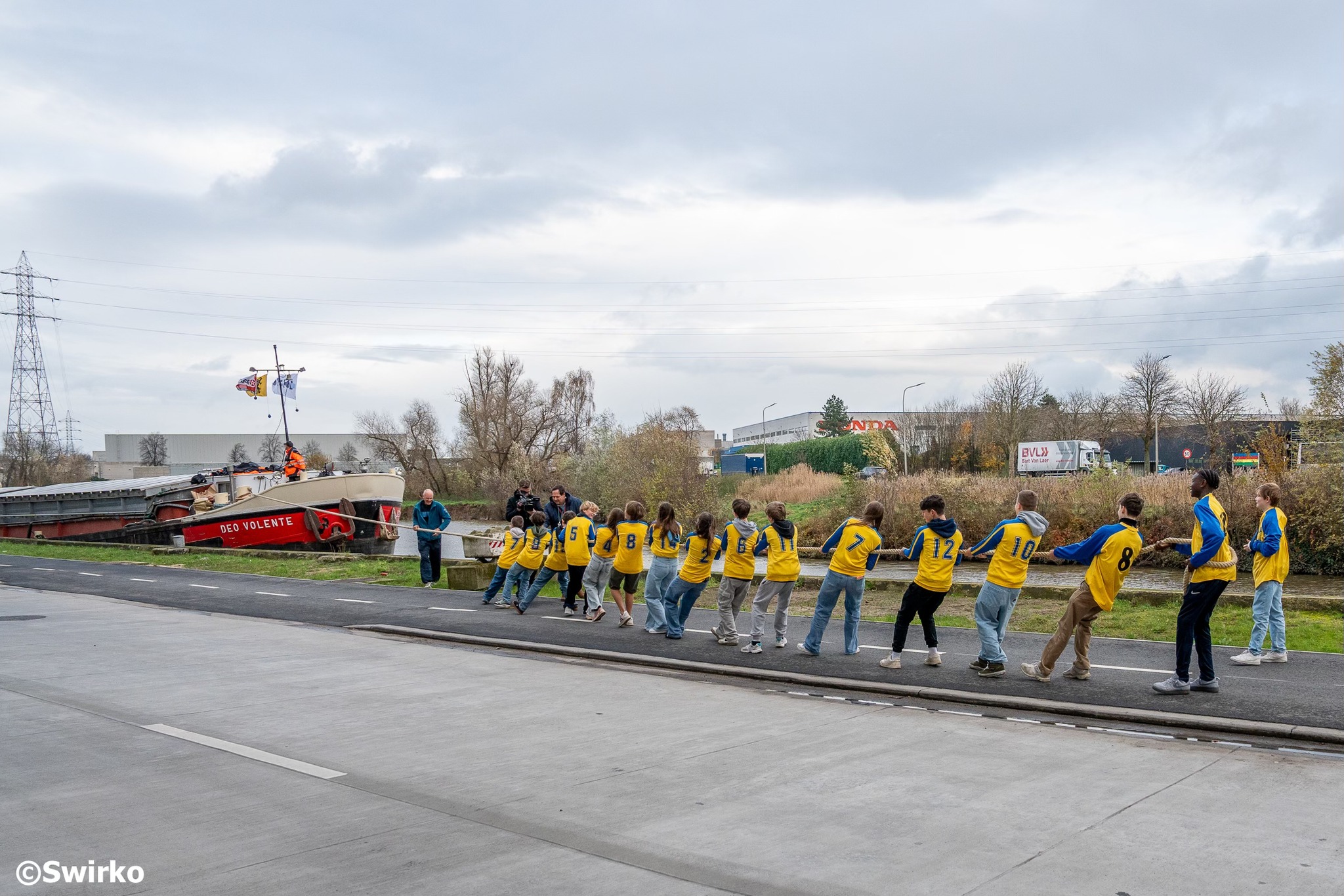 Leerlingen trekken 50 meter lang schip voort in uniek sportproject