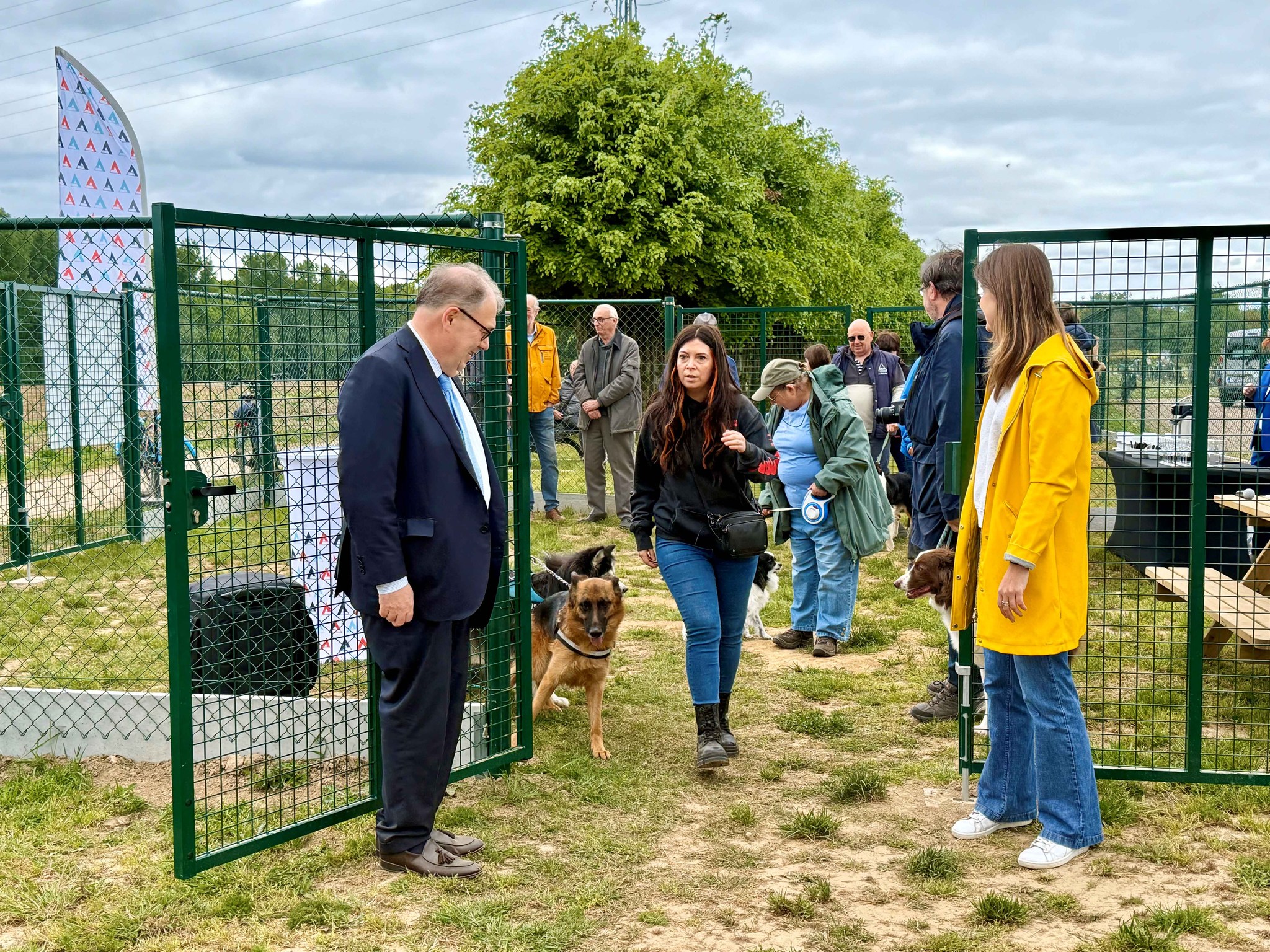 🐶🎉 Nieuwe hondenlosloopzone in de Frans Roucelstraat geopend! 🎉🐾