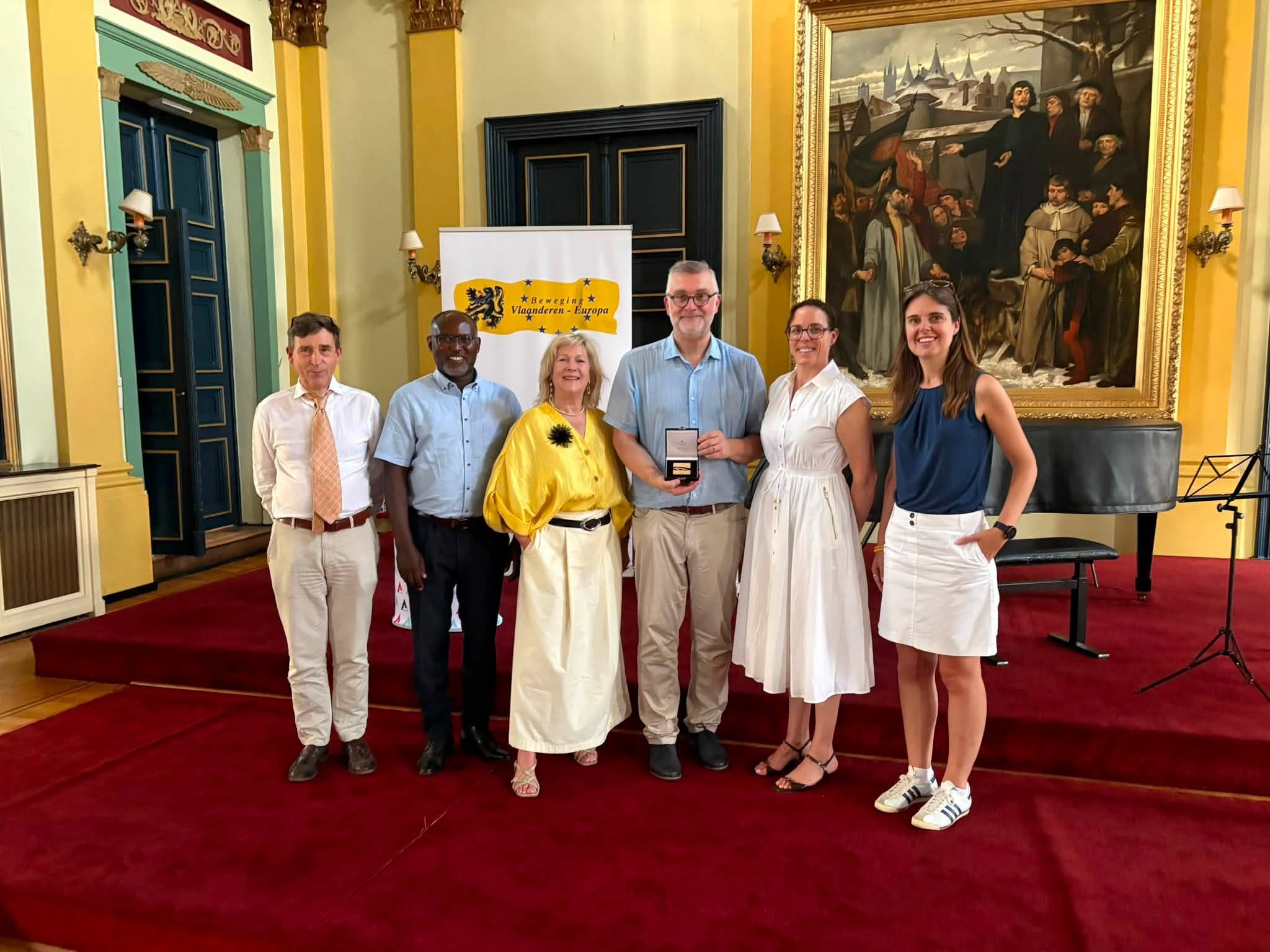 🏅 Peter De Wilde ontvangt Orde van de Vlaamse Leeuw in feestzaal van Aalst 🦁