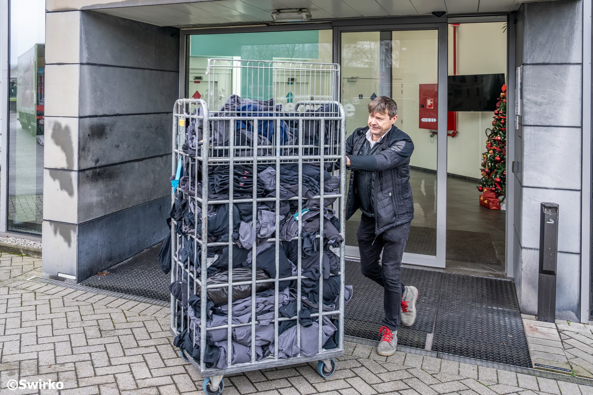 De Tupperware-fabriek in Aalst sluit na 63 jaar, wat 270 werknemers hun baan kost.