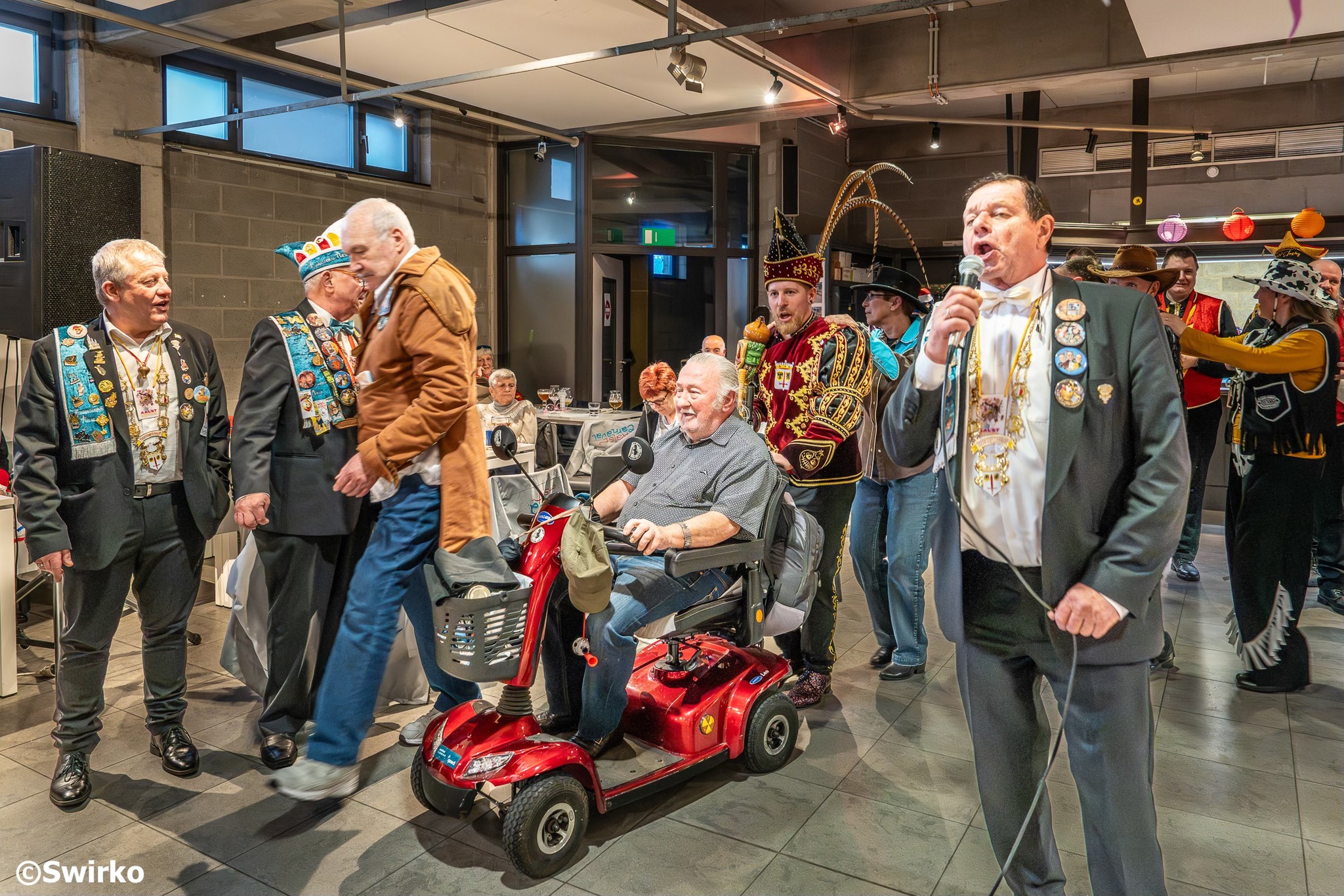 De eerste retrodansnamiddag van het jaar was er direct boenk op 🤩. En dat was te verwachten omdat de carnavalseditie 🎭 op het programma stond.