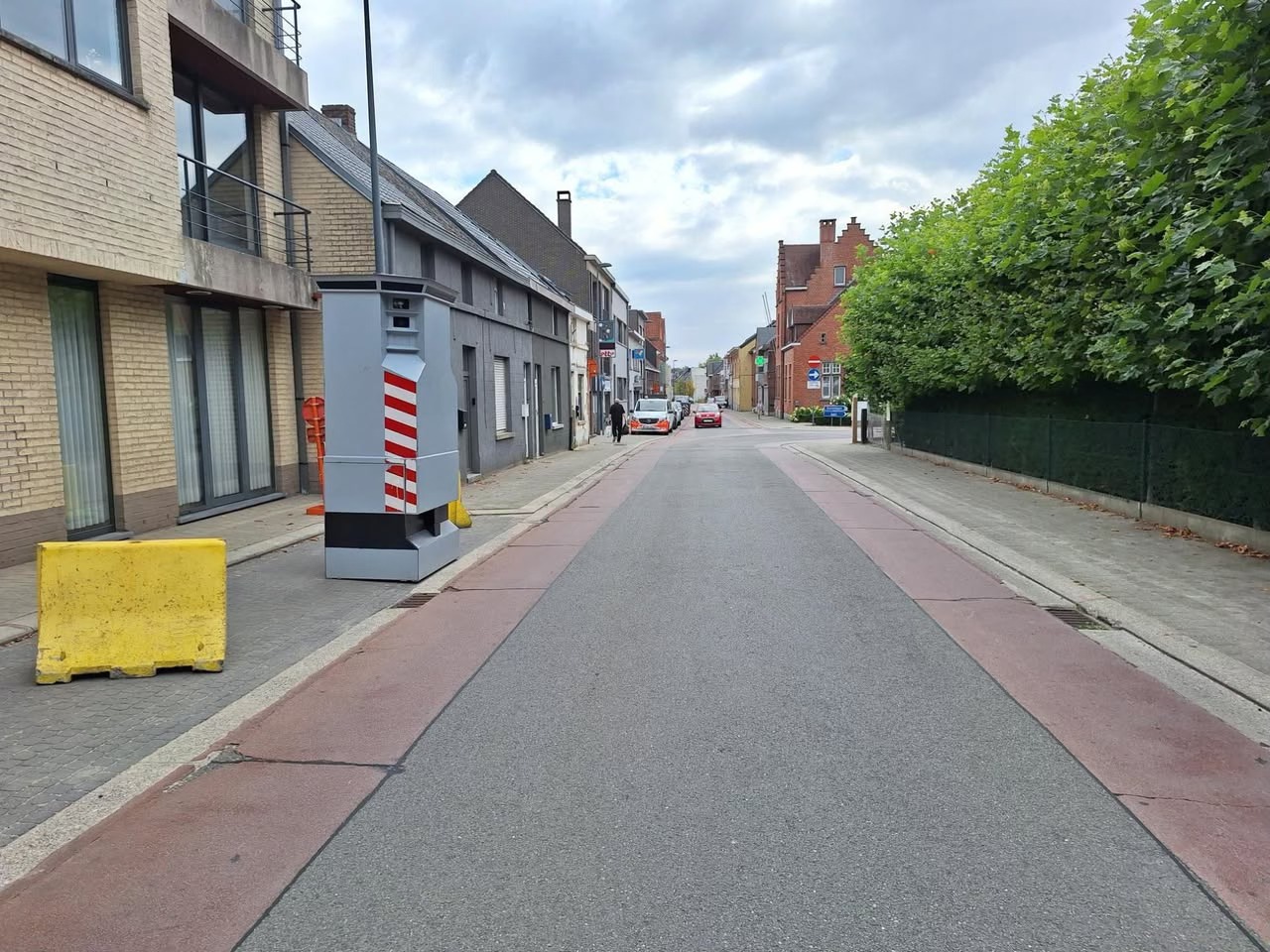 Politie Aalst: "Tussen de buien door verhuisde Sammeke naar 📍Nieuwerkerken-Dorp, in de buurt van speelplein PZ Grote Zaal Edgard Hooghuys. Hou je aan de snelheidslimiet van 30 km/u en hou het veilig voor iedereen, bedankt! 🤗"