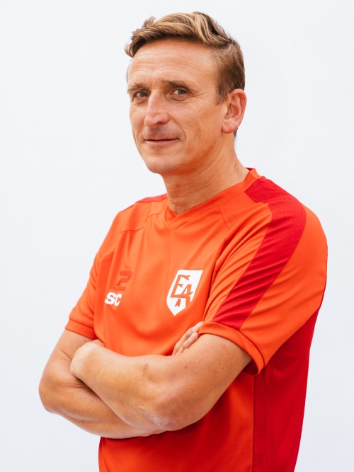 In het voetbal deed Eendracht Aalst Lede vanmiddag een slechte zaak. De ajuinen verloren van Voorde_Appelterre met 0-2 en dat verlies heeft voor de ambitieuze nieuwe bestuursploeg gevolgen. Zonet werd de samenwerking met hoofdcoach Sandy Casieris beëindi…