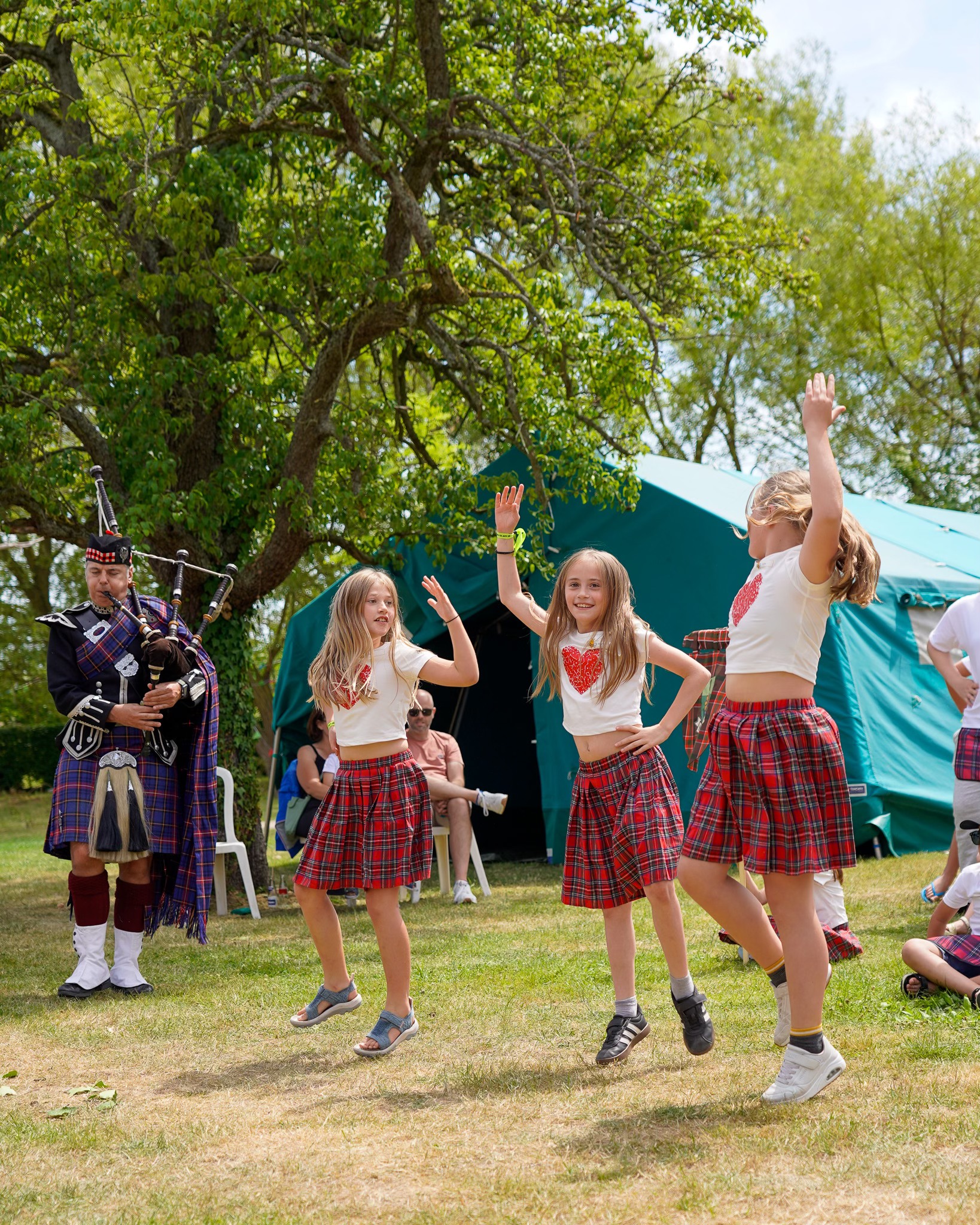 🎪 Op kamp bij oma en opa – Highland Games in WZC De Faluintjes! 🎉