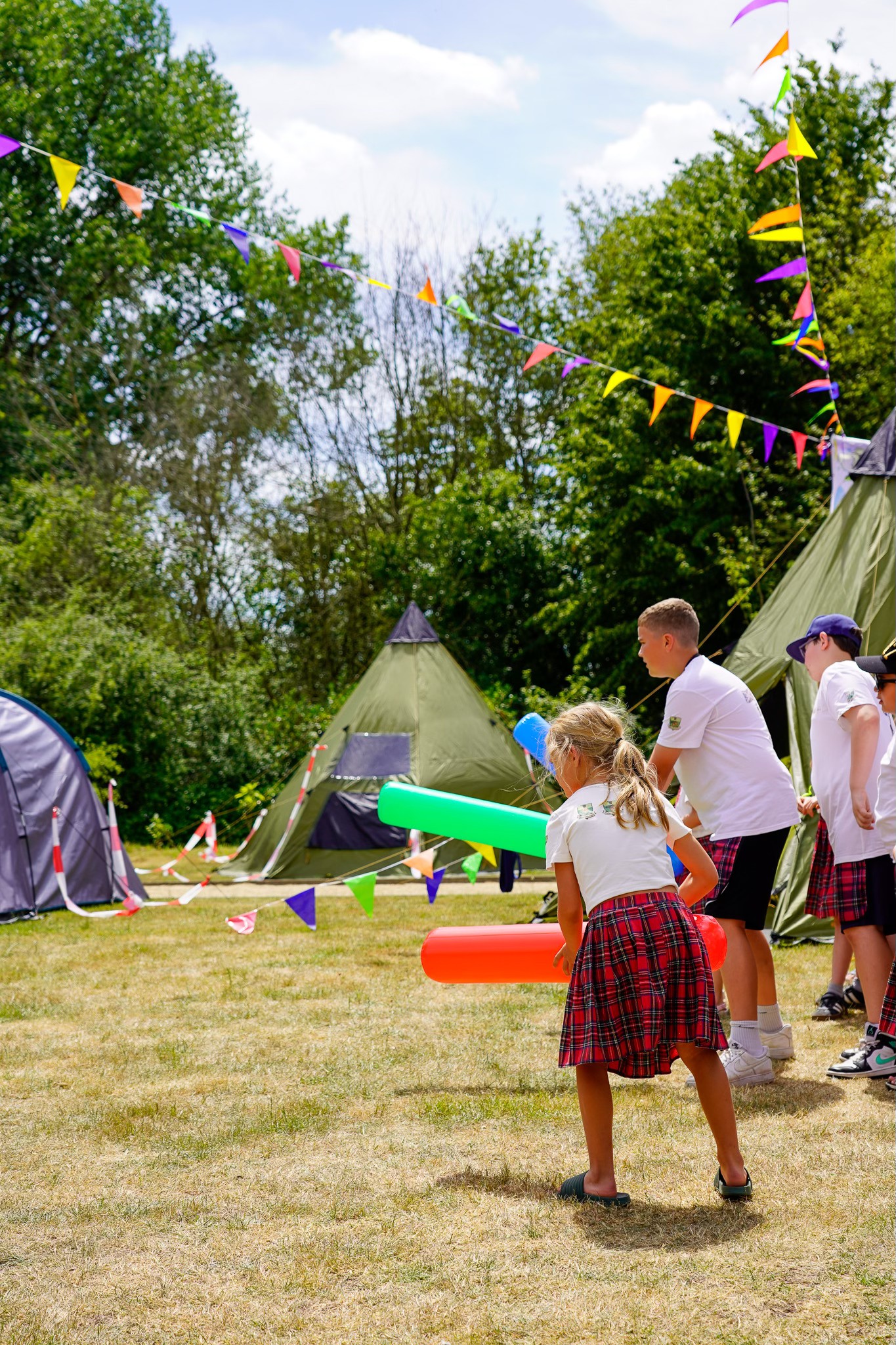 🎪 Op kamp bij oma en opa – Highland Games in WZC De Faluintjes! 🎉
