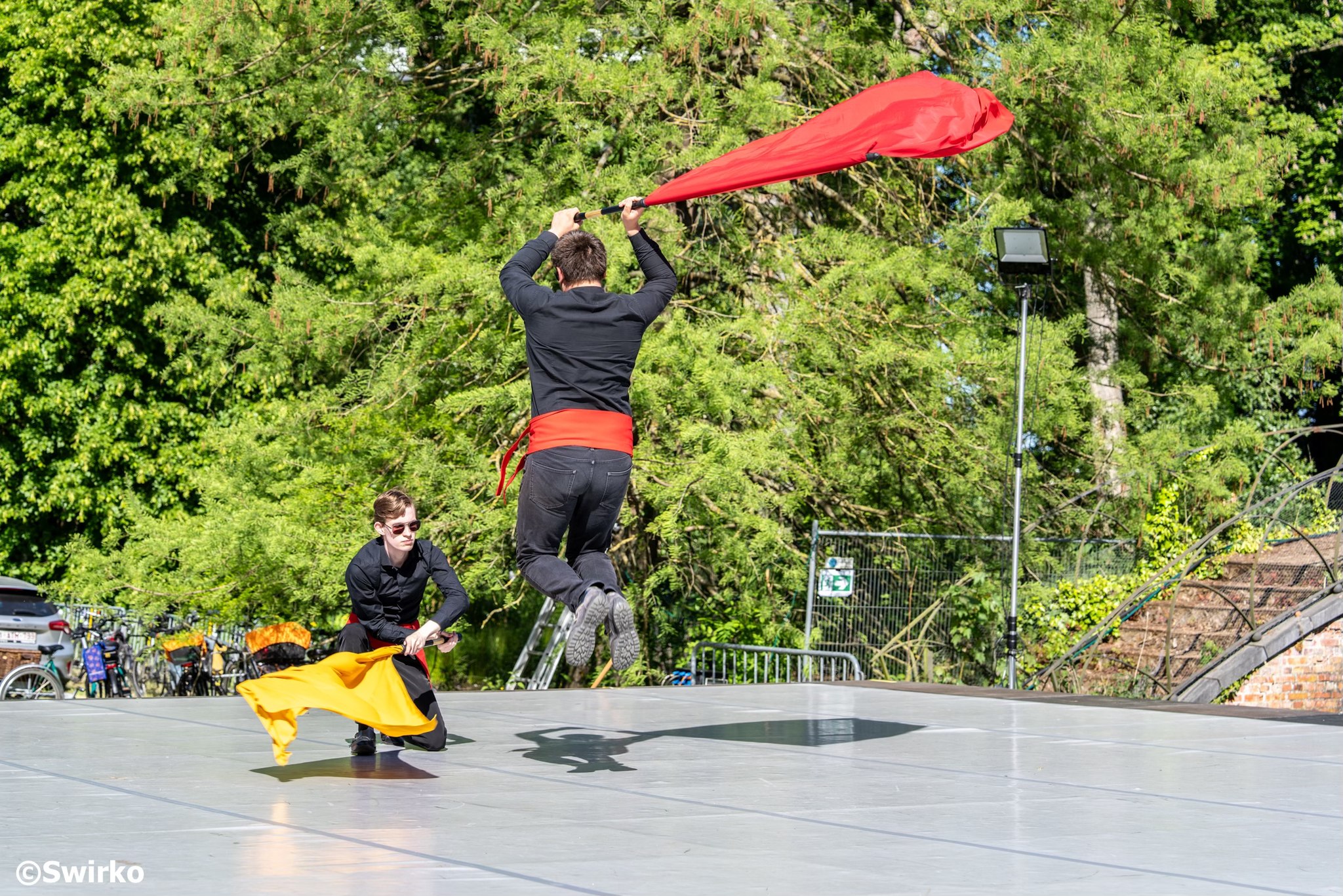 Vlaggenzwaaiers Vredon doen het dak eraf in stralende editie! ☀️🎉