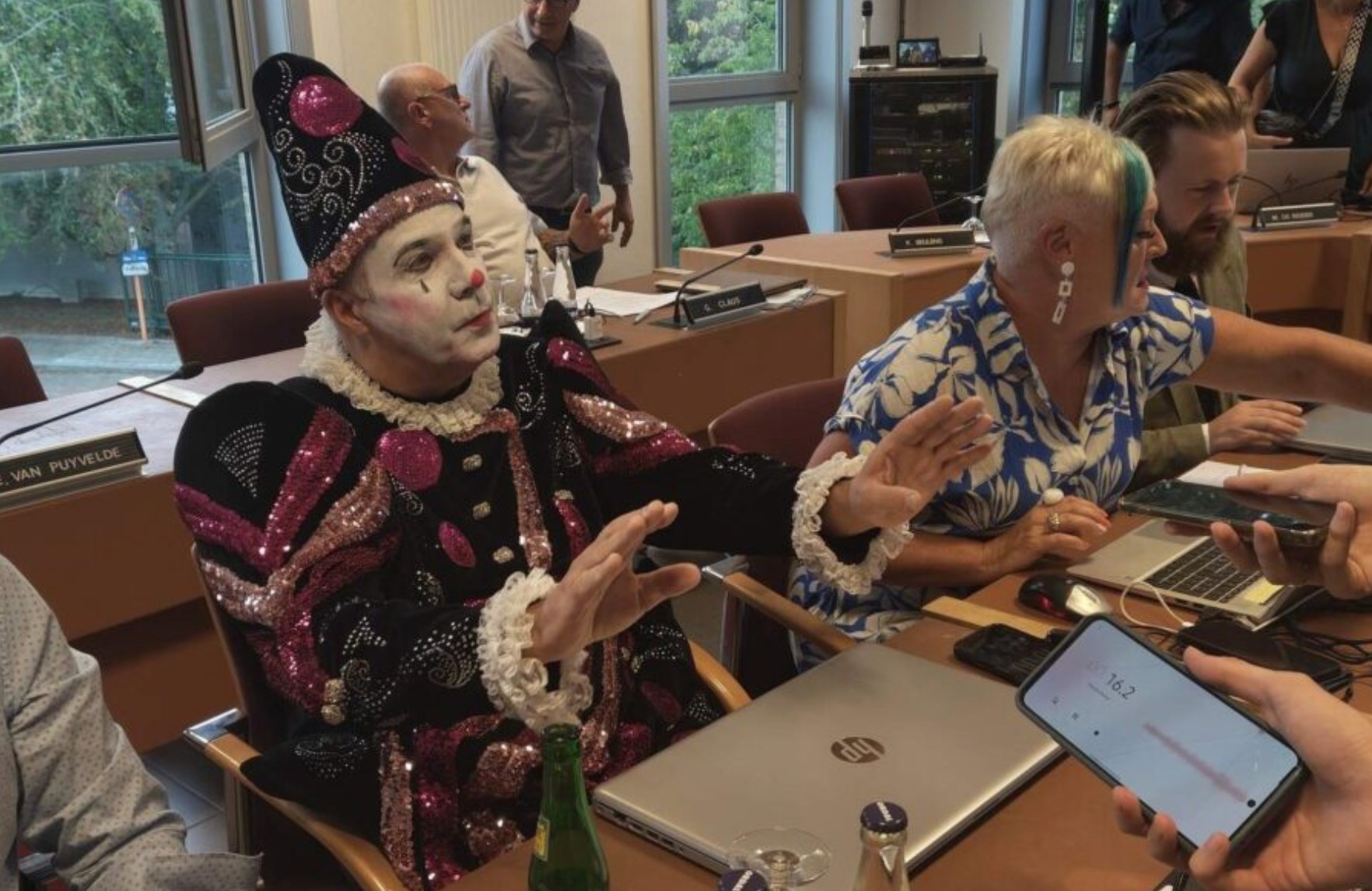 Clown Van Rymenant uit gemeenteraad gezet