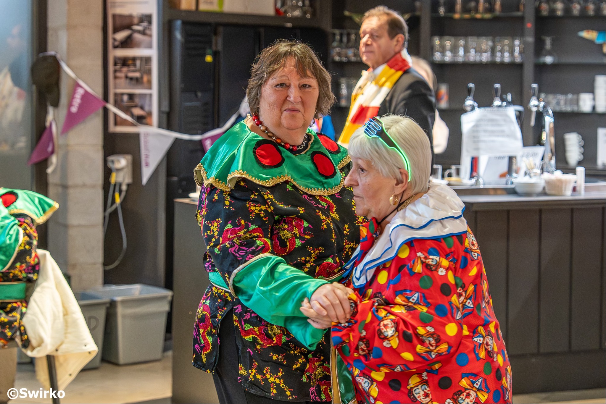 De eerste retrodansnamiddag van het jaar was er direct boenk op 🤩. En dat was te verwachten omdat de carnavalseditie 🎭 op het programma stond.