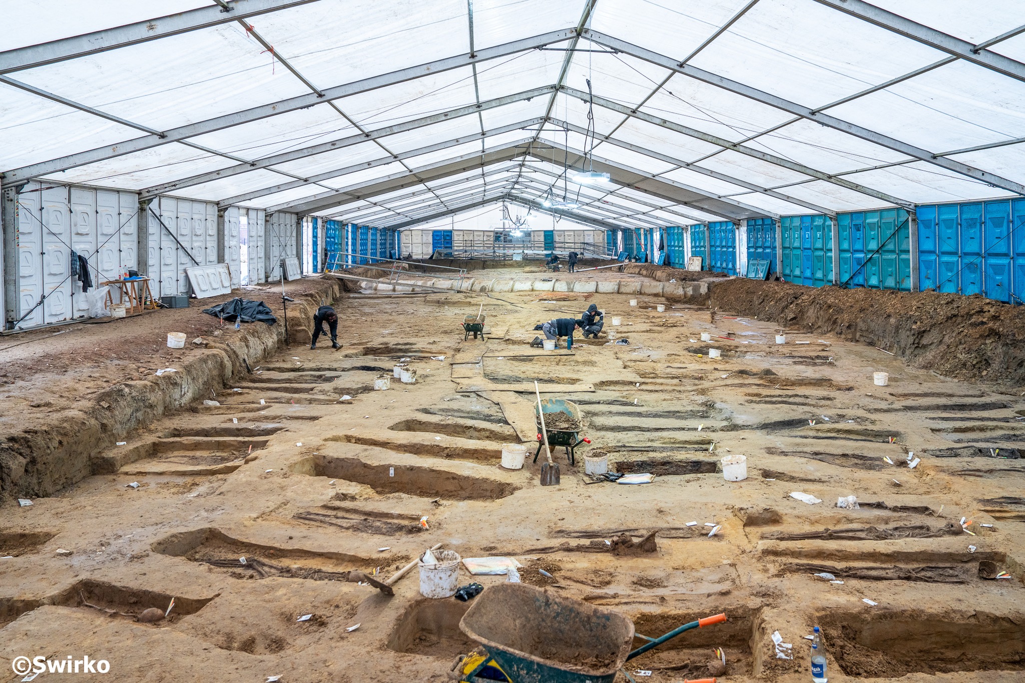 📜 Minister en scholieren graven mee op het Jennemiekeskerkhof in Aalst