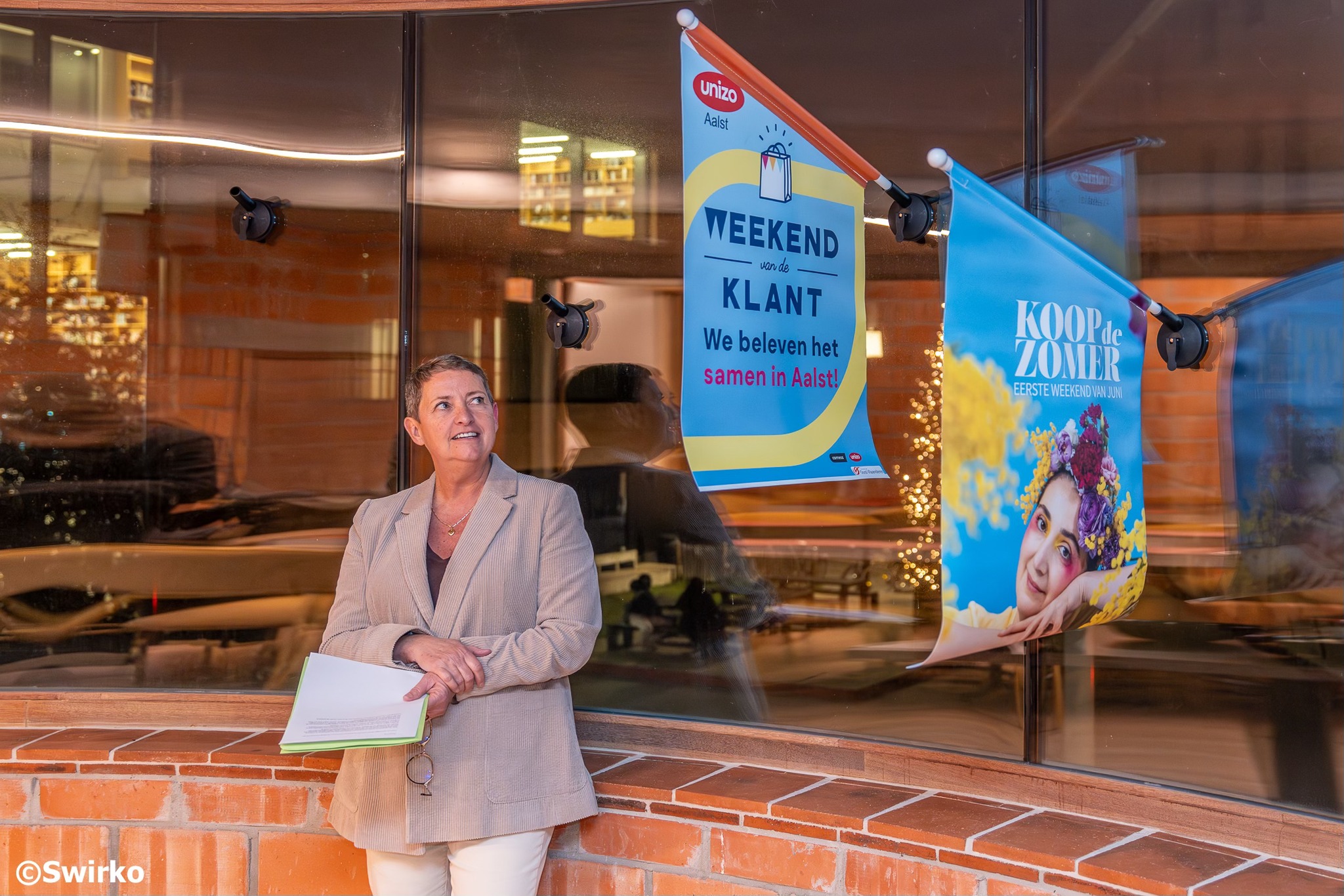 Uniforme raamvlaggen geven Aalsterse handelszaken een herkenbare look doorheen het jaar