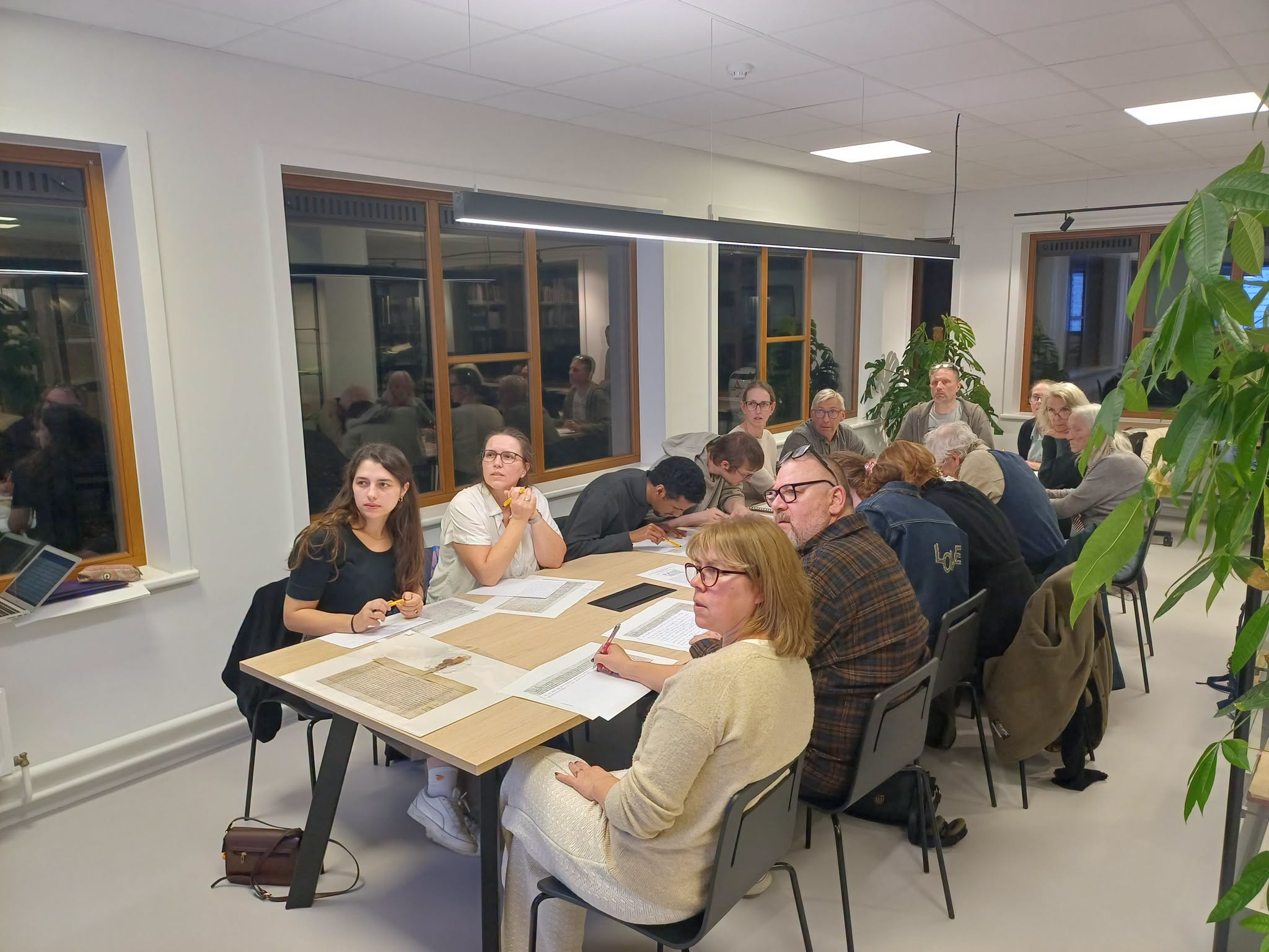 Stadsarchief Aalst laat deelnemers kennismaken met middeleeuws geschrift