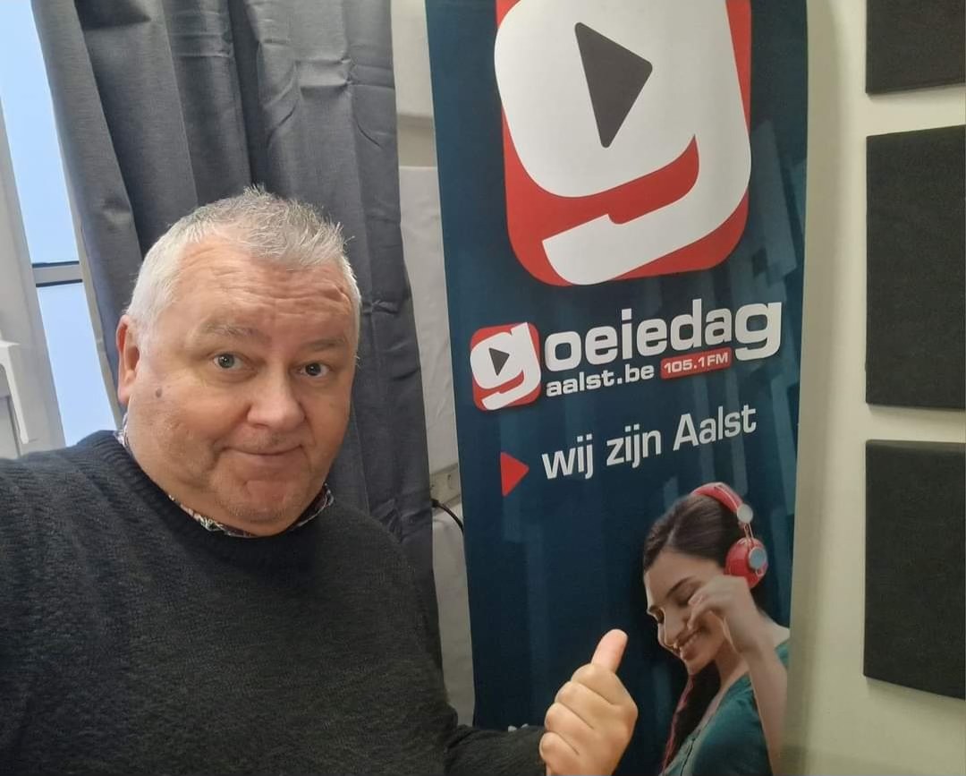 "Vandaag zitten we terug in de onderste studio voor een nieuwe "Jasper op zaterdag" tussen 13u en 16u. We bellen met Siebe Ledegen (Okapi Aalst ) en Frank Depestele (Lindemans Aalst )"