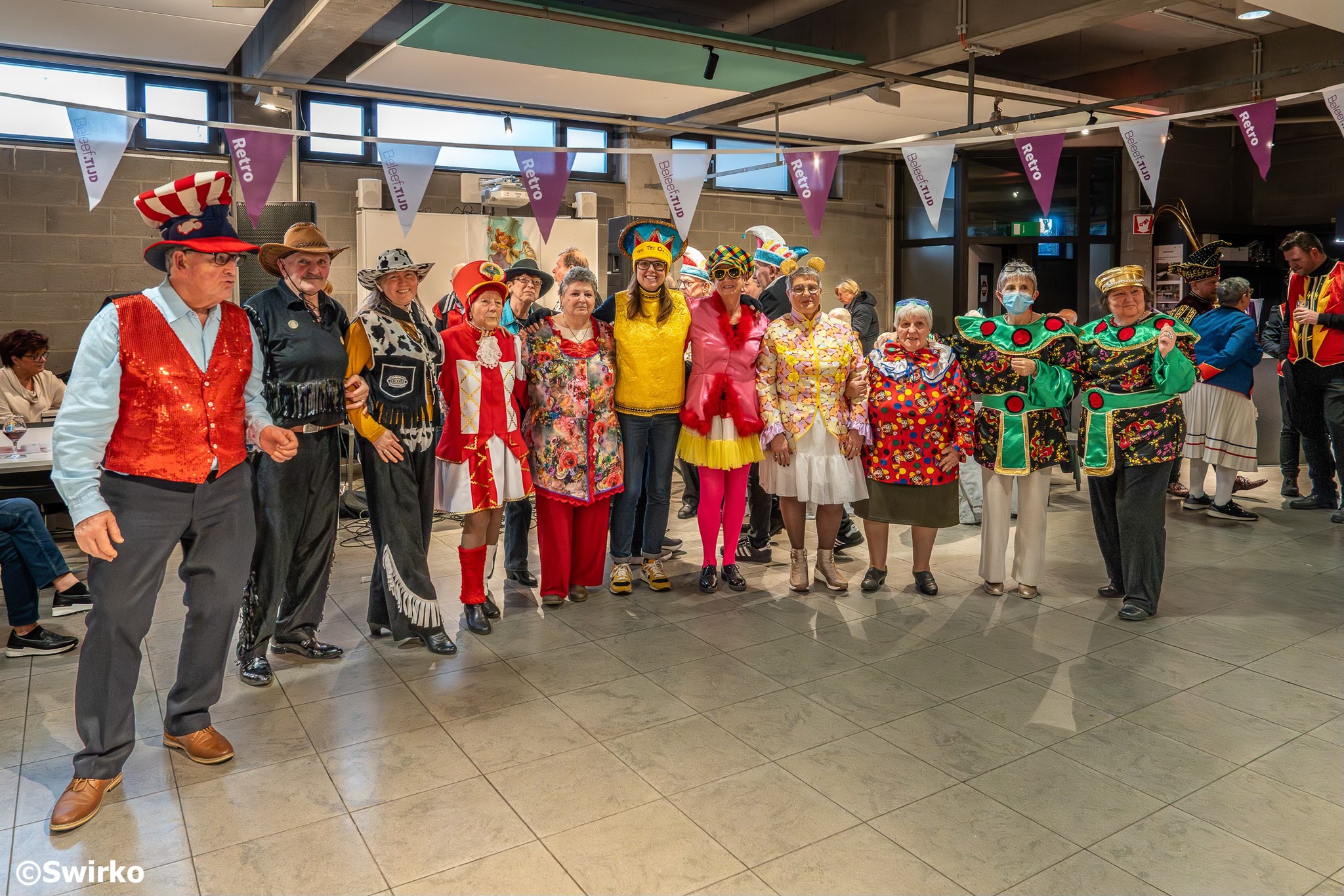De eerste retrodansnamiddag van het jaar was er direct boenk op 🤩. En dat was te verwachten omdat de carnavalseditie 🎭 op het programma stond.