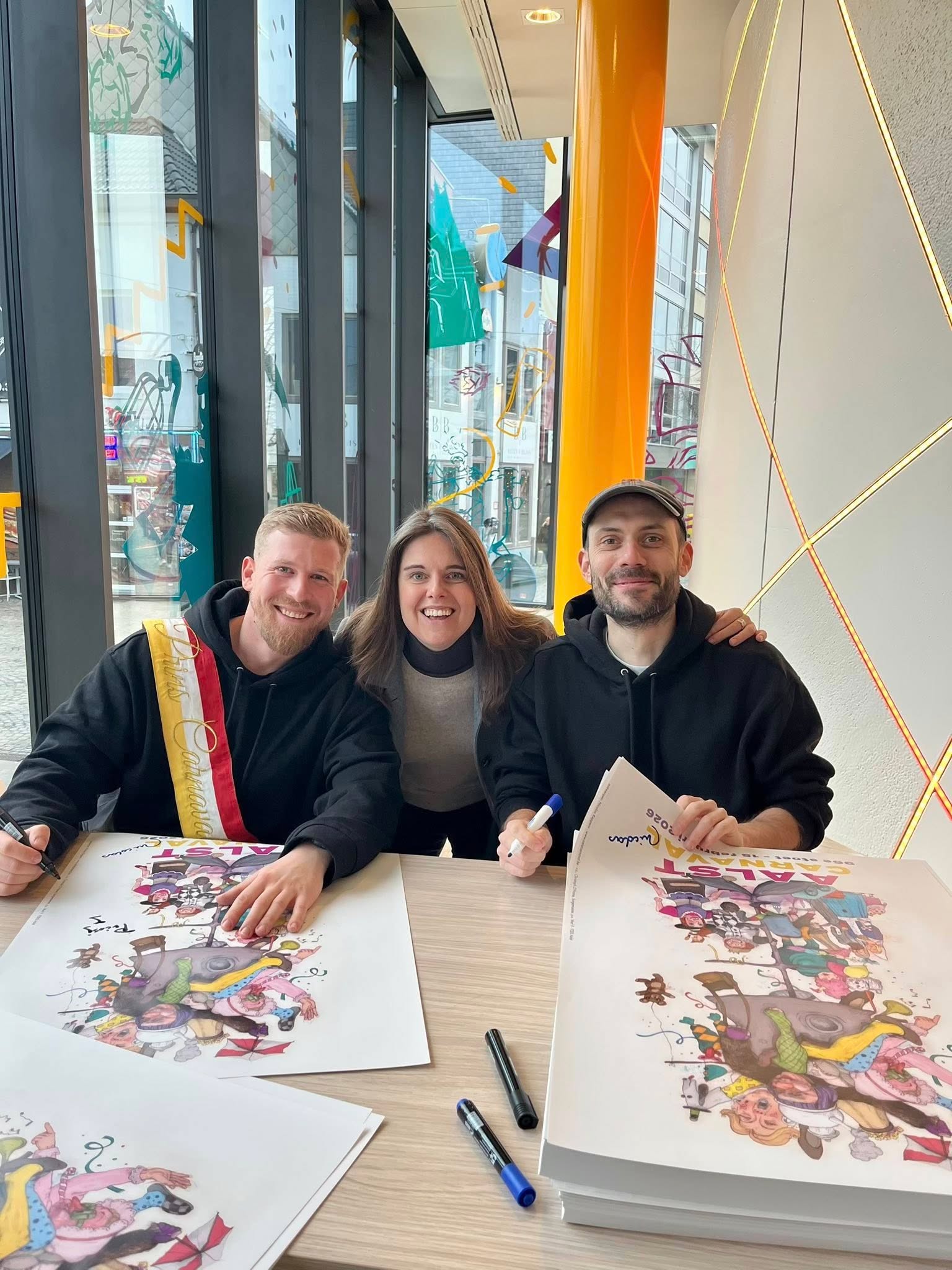 ✍️ Gesigneerde affiches lokken massa volk naar infokantoor