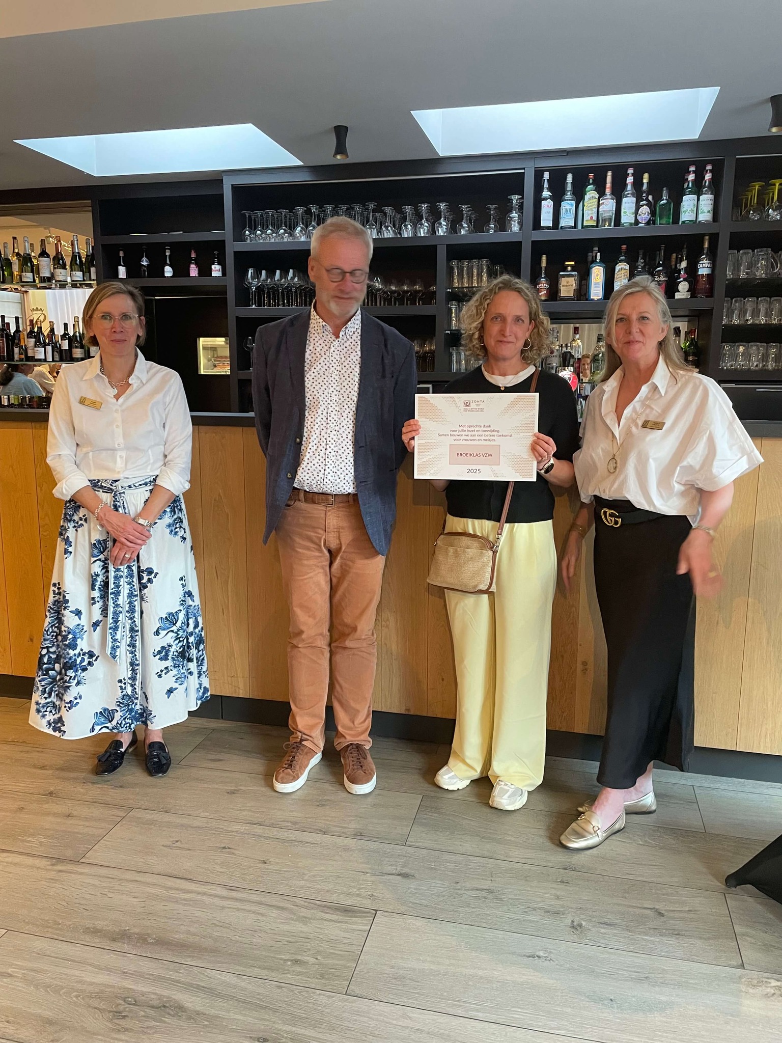 🌟 Zonta Aalst steunt 13 goede doelen met hartverwarmende cheque-uitreiking 🌟