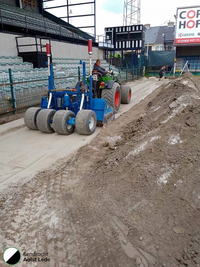 🌱 Nieuwe grasmat in de maak! Bij Eendracht Aalst Lede zitten ze niet stil! ⚽