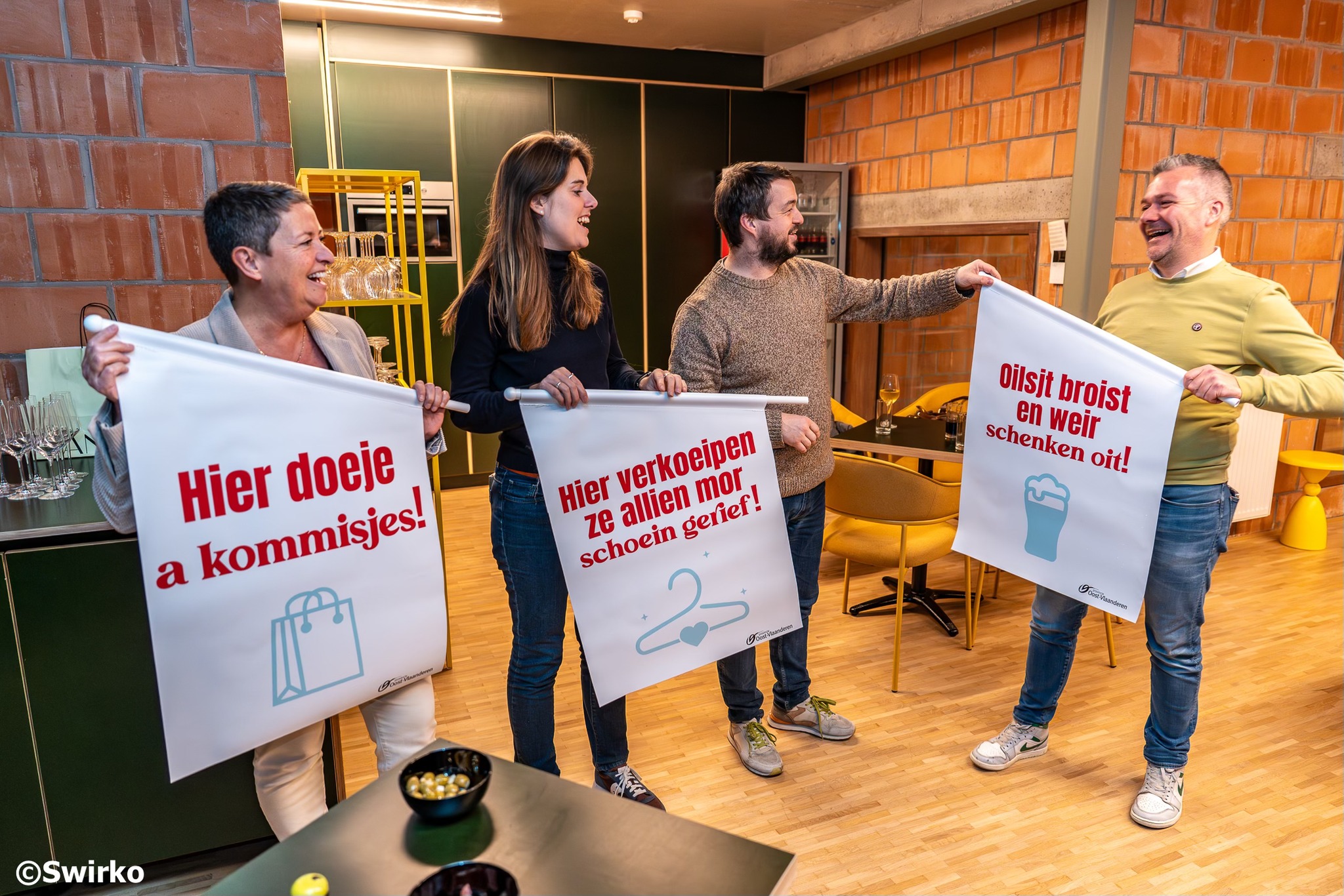 Uniforme raamvlaggen geven Aalsterse handelszaken een herkenbare look doorheen het jaar