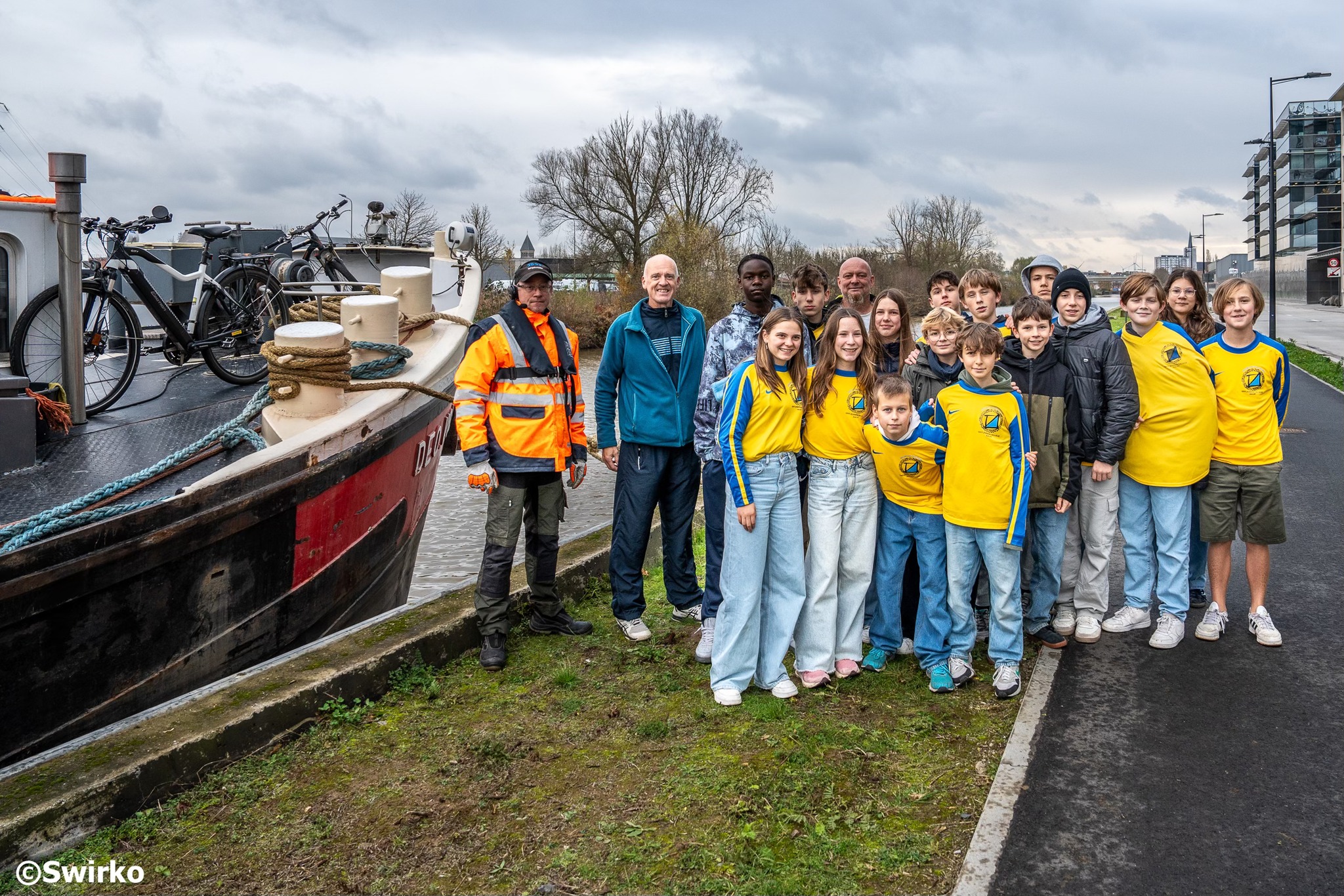 Leerlingen trekken 50 meter lang schip voort in uniek sportproject
