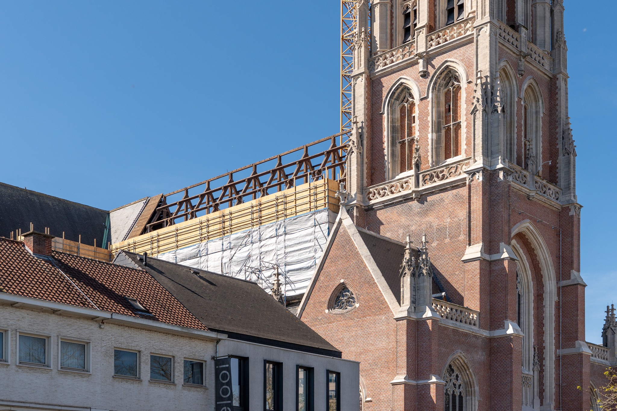 🏗️ Opvallend zicht in Aalst: dak van Sint-Jozefskerk deels verwijderd