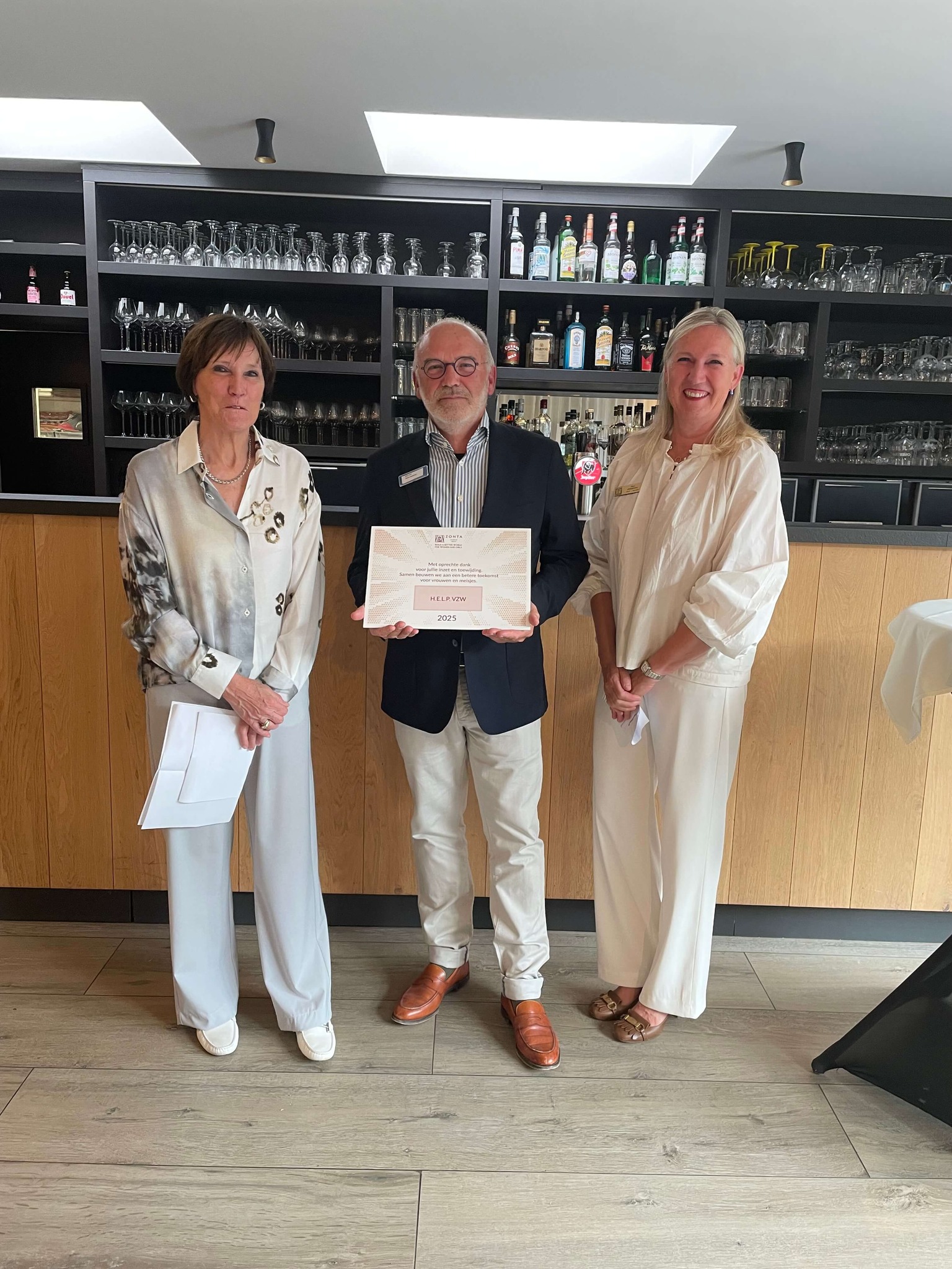 🌟 Zonta Aalst steunt 13 goede doelen met hartverwarmende cheque-uitreiking 🌟