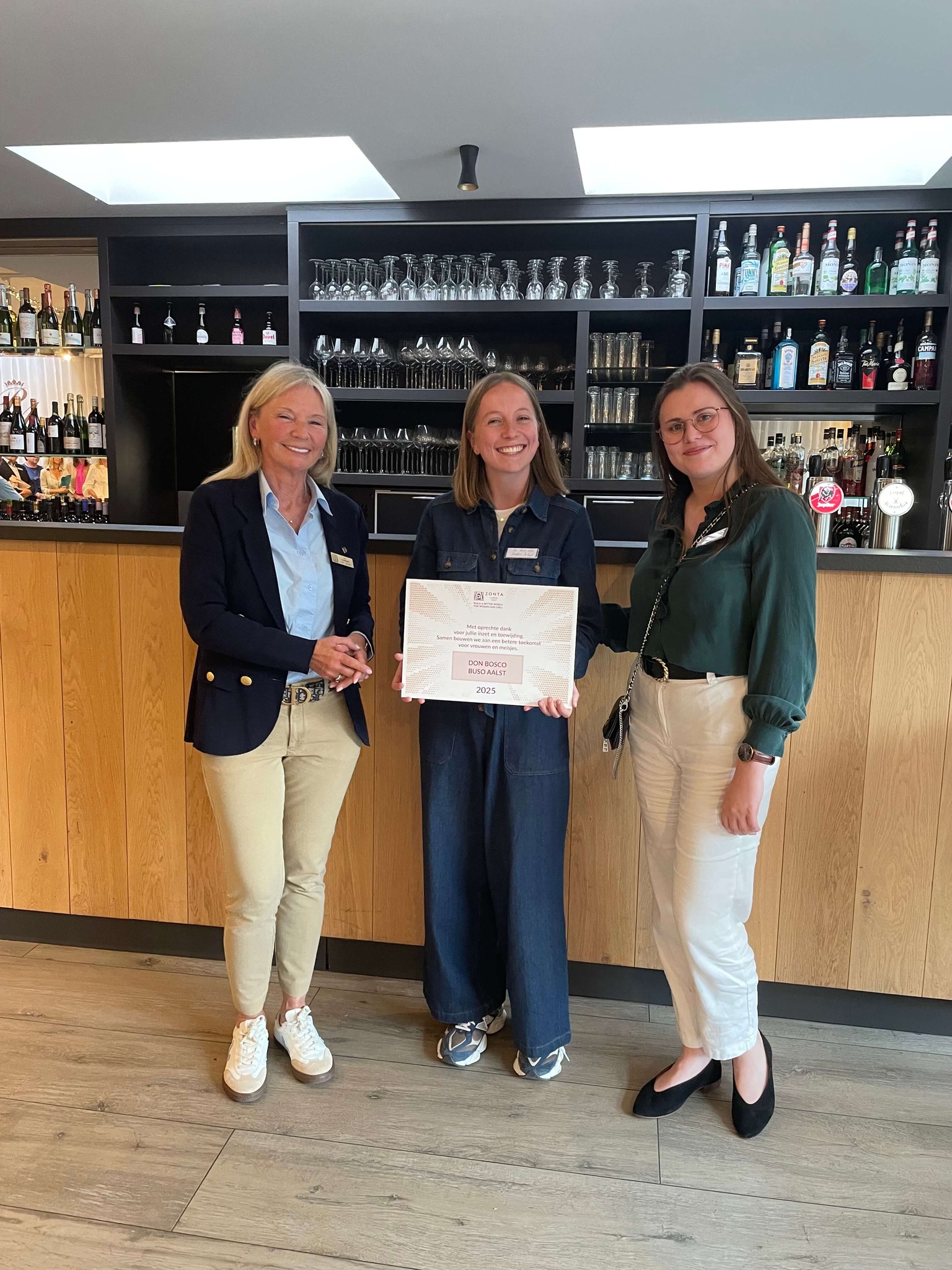 🌟 Zonta Aalst steunt 13 goede doelen met hartverwarmende cheque-uitreiking 🌟