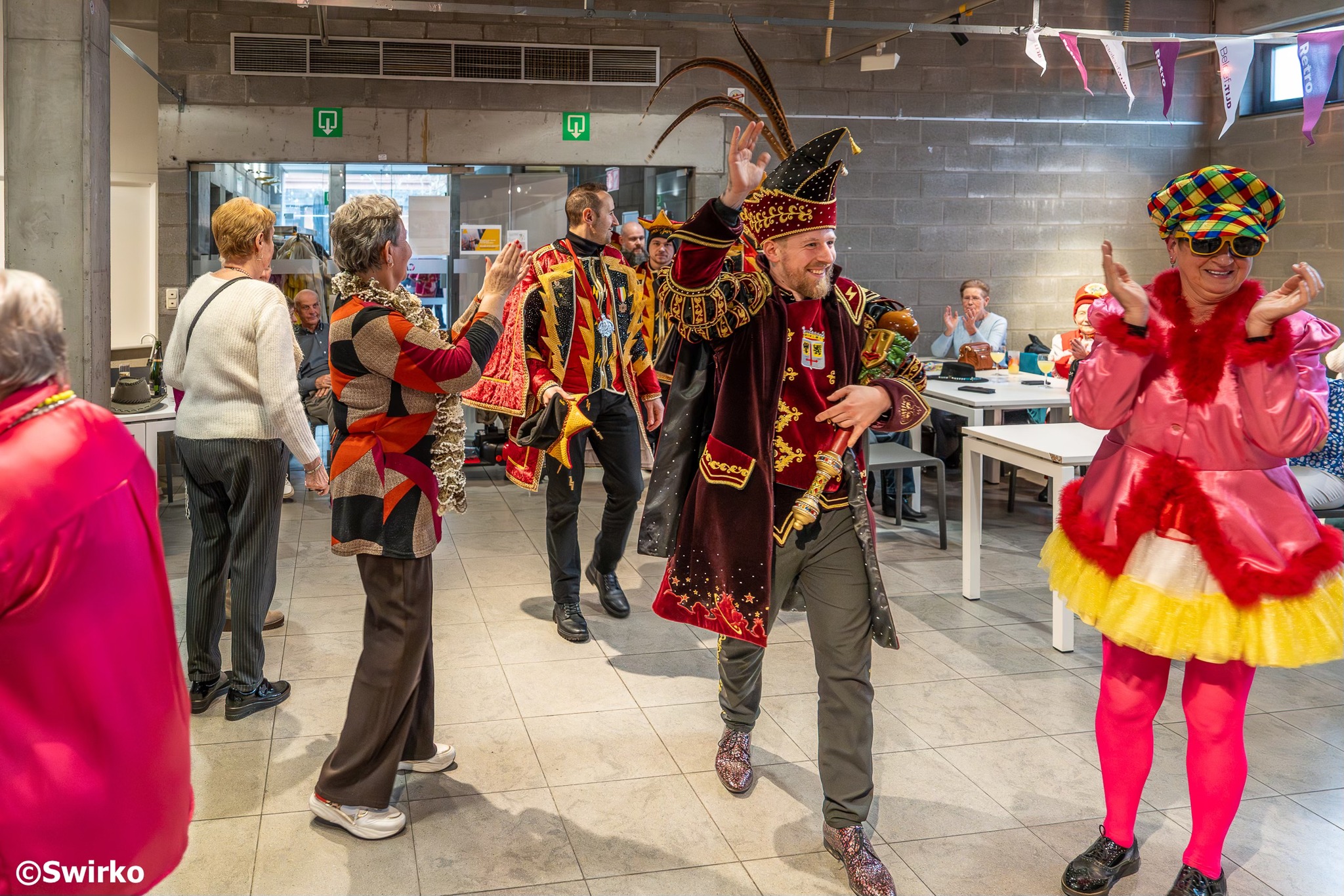 De eerste retrodansnamiddag van het jaar was er direct boenk op 🤩. En dat was te verwachten omdat de carnavalseditie 🎭 op het programma stond.