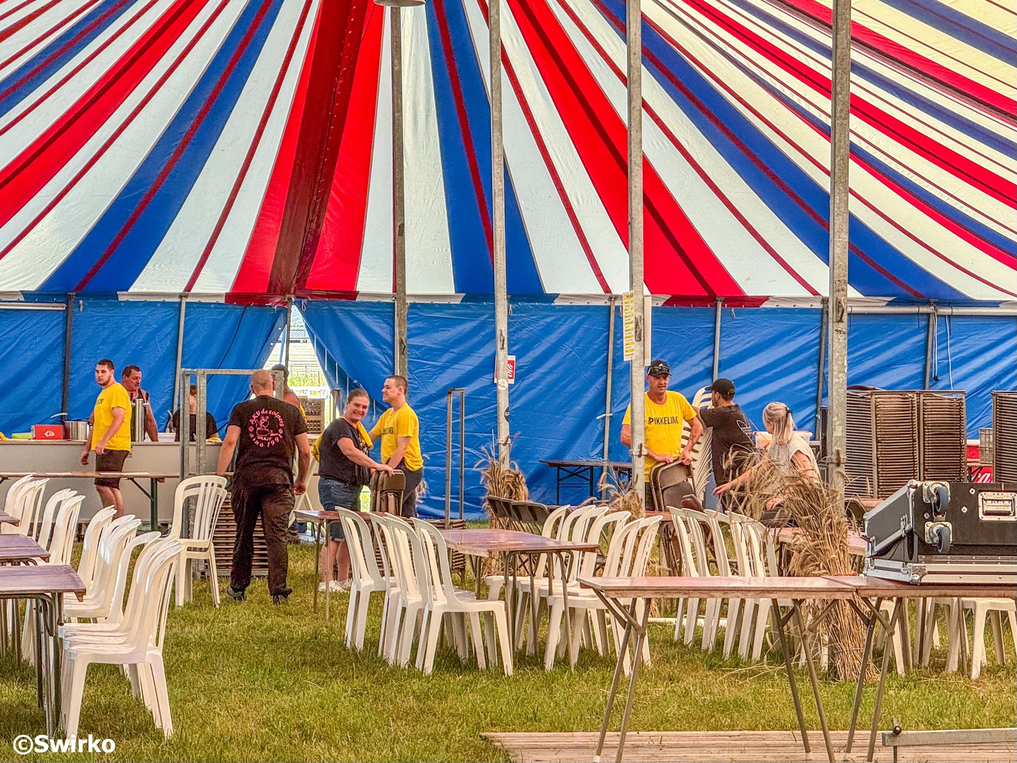 🎉 Op de weide zijn ze al volop in de weer om alles piekfijn in orde te brengen voor het Pikkelingweekend! 💪🌾