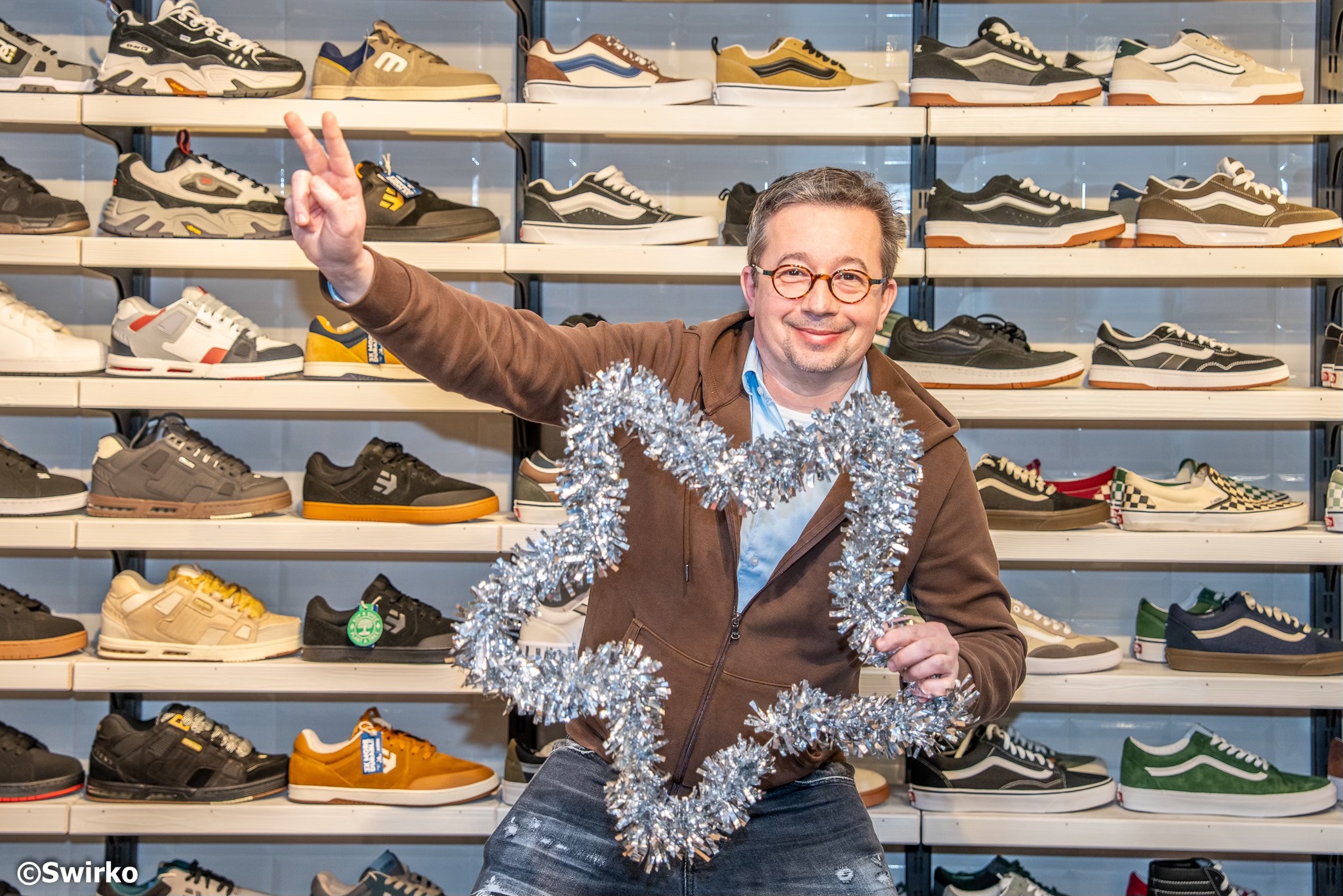 Winkelen in Aalst :✨ Aalst Twinkelt en de handelaars twinkelen mee! ✨ Op vrijdag 5 december openen we weer het traditionele kerstseizoen in Aalst. En geloof ons: winkelen in Aalst wordt dit jaar nóg gezelliger. ✨ We brachten vandaag iets bijzonder naar e…