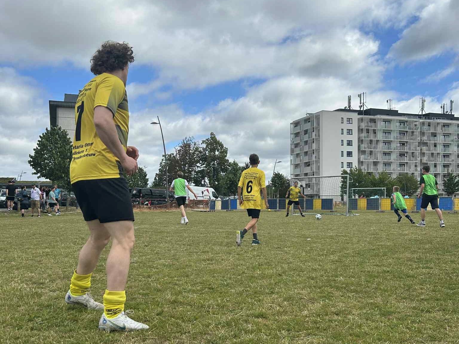 ⚽🎭 Possensje trapt zomer af met carnavalesk voetbaltornooi in Aalst