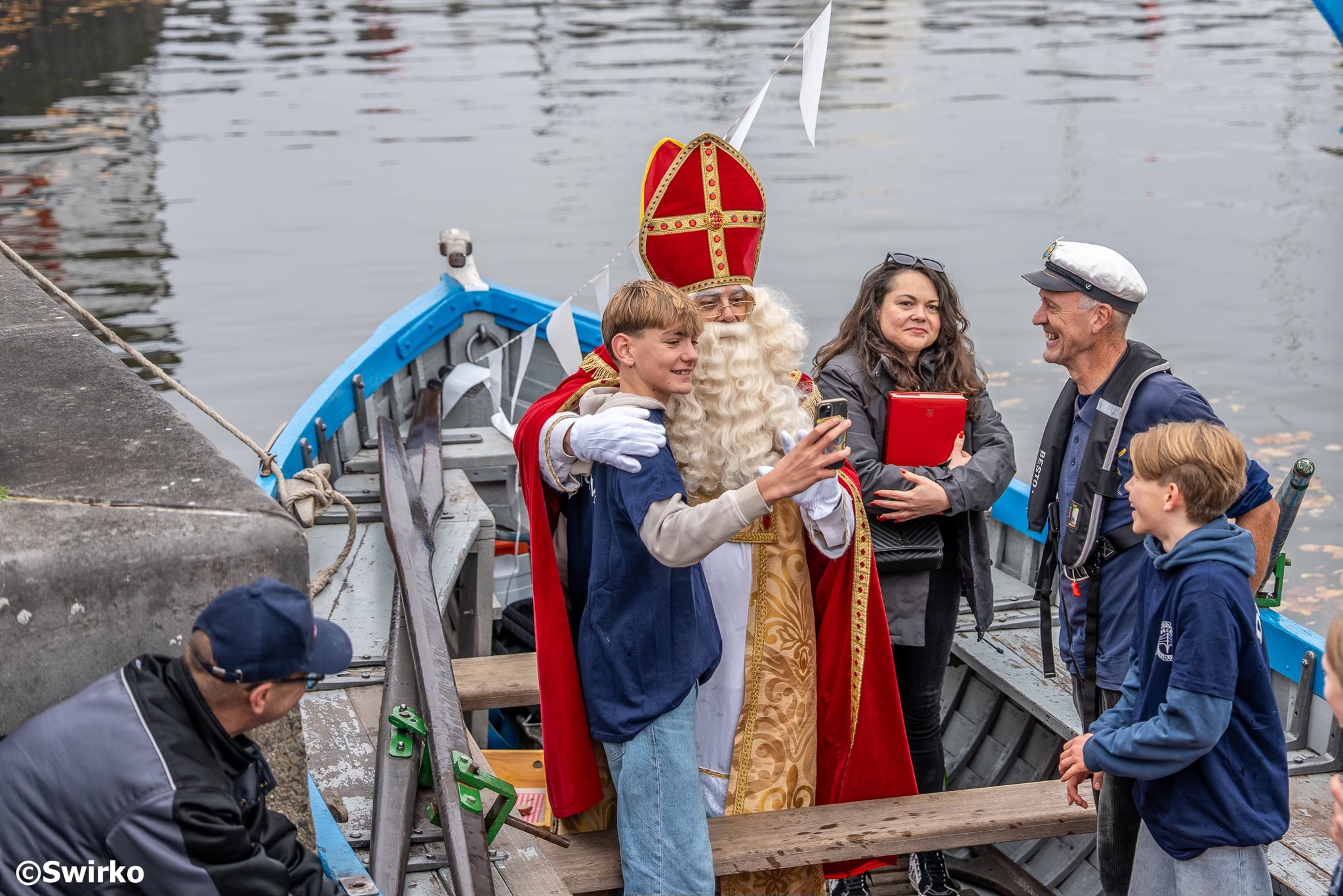🎁Vandaag, 8 november, zette de Sint voet aan wal in Aalst — stipt op tijd, zoals het een heilige man betaamt .
