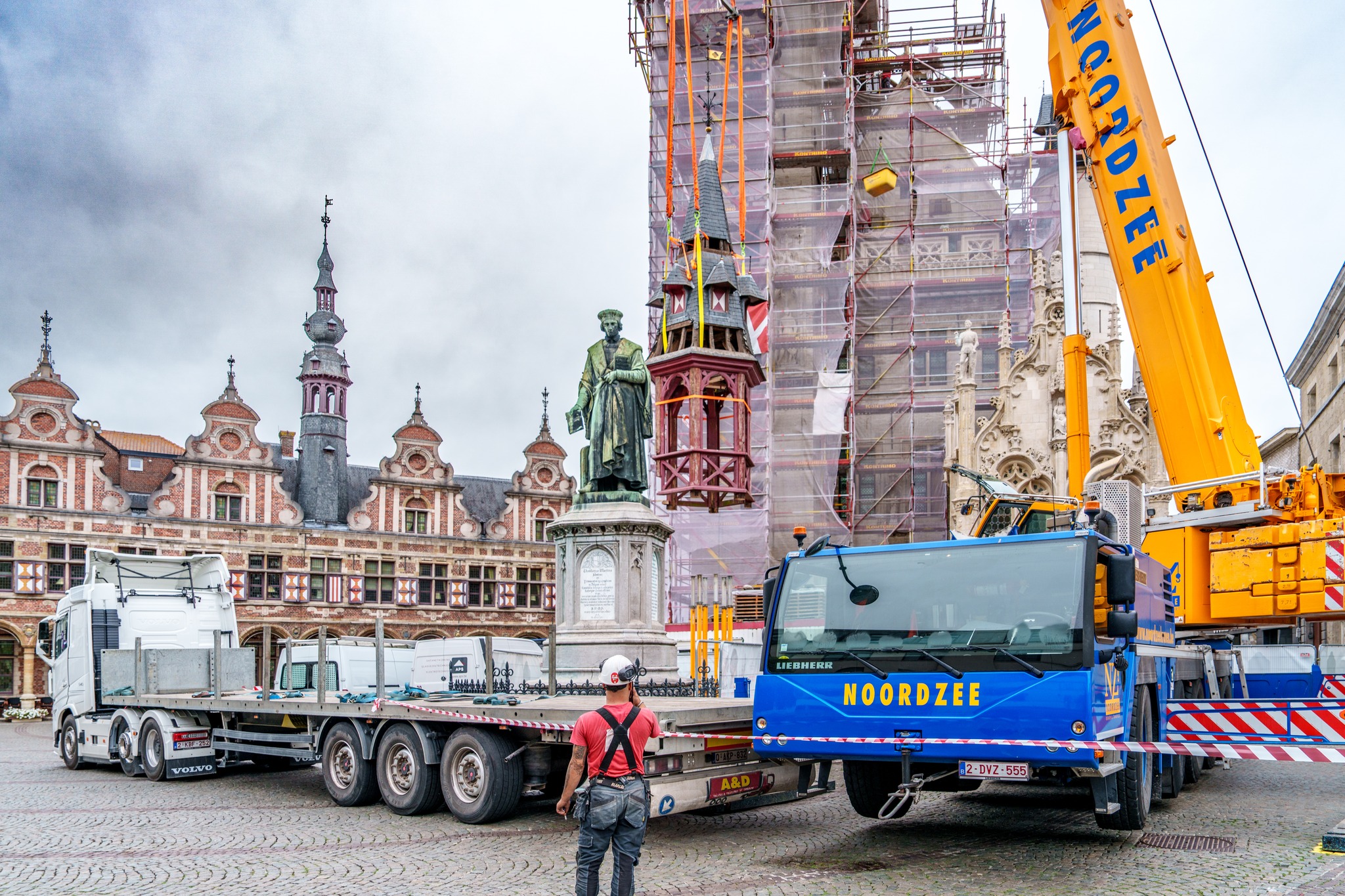 Plots staat het Aalsterse Belfort er eentje minder: iconisch torentje gaat maand lang de grond op