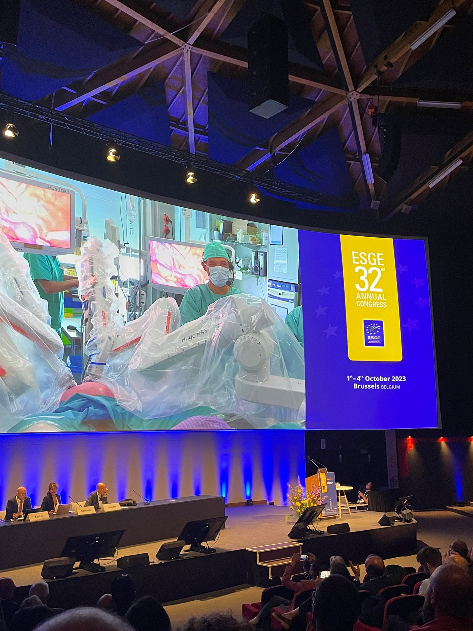 OLV is een expertisecentrum op het vlak van minimaal invasieve technieken waaronder #robotchirurgie. Dat wordt ook toegepast in de #gynaecologie, o..a. door dokter Koen Traen.