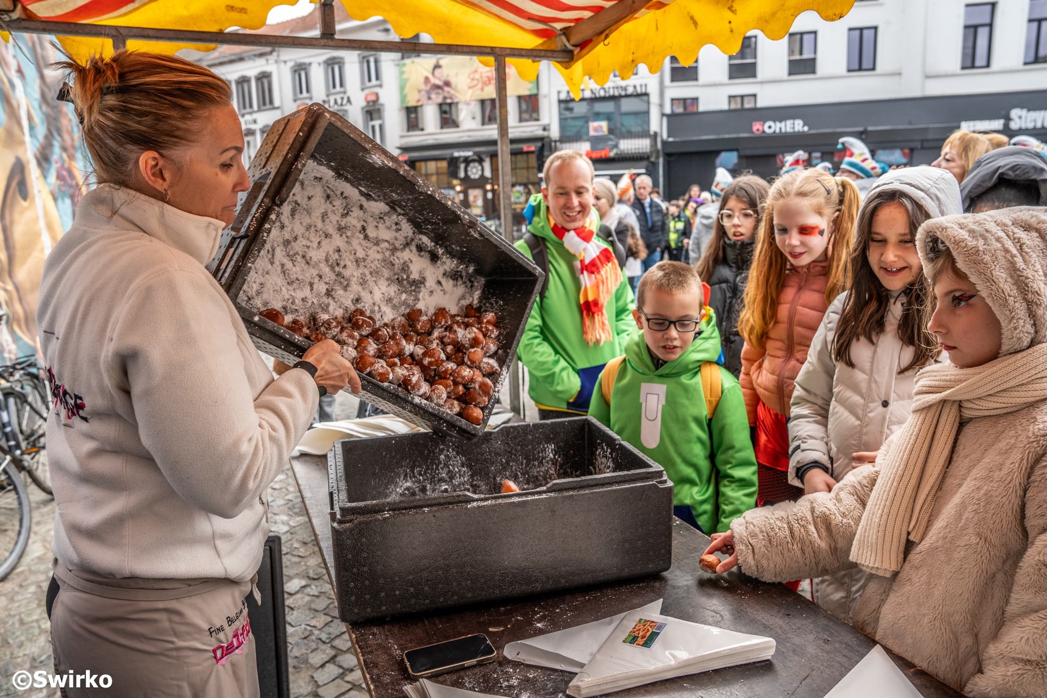 ✨ Nieuw dit jaar! De allereerste mini-ajuinworp op de Grote Markt van Aalst tijdens de Dag van het Kind! 🎉
